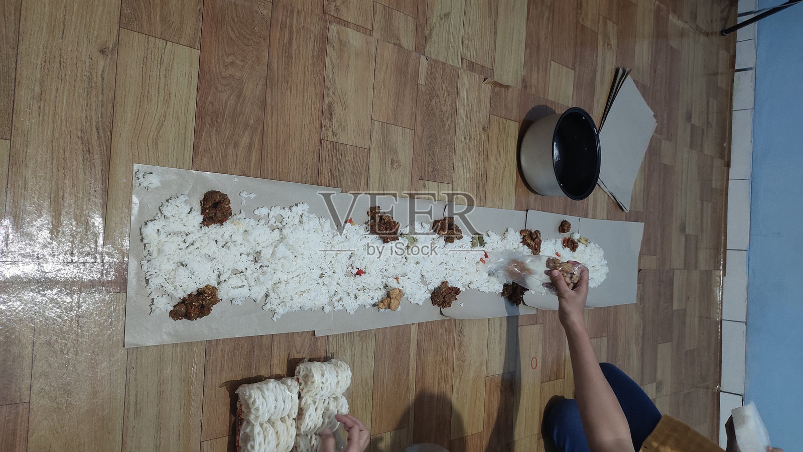 我们这里的共同用餐传统被称为botram。照片摄影图片