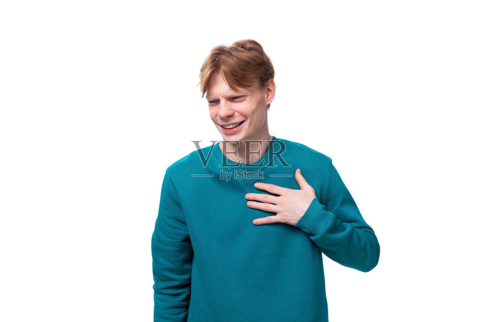 年轻帅气的红发男士穿着蓝色毛衣在白色背景上笑着照片摄影图片