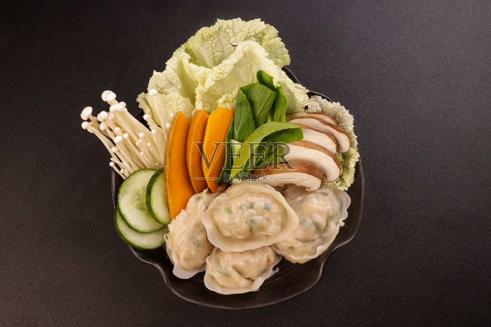 饺子或韩国饺子配蔬菜。照片摄影图片