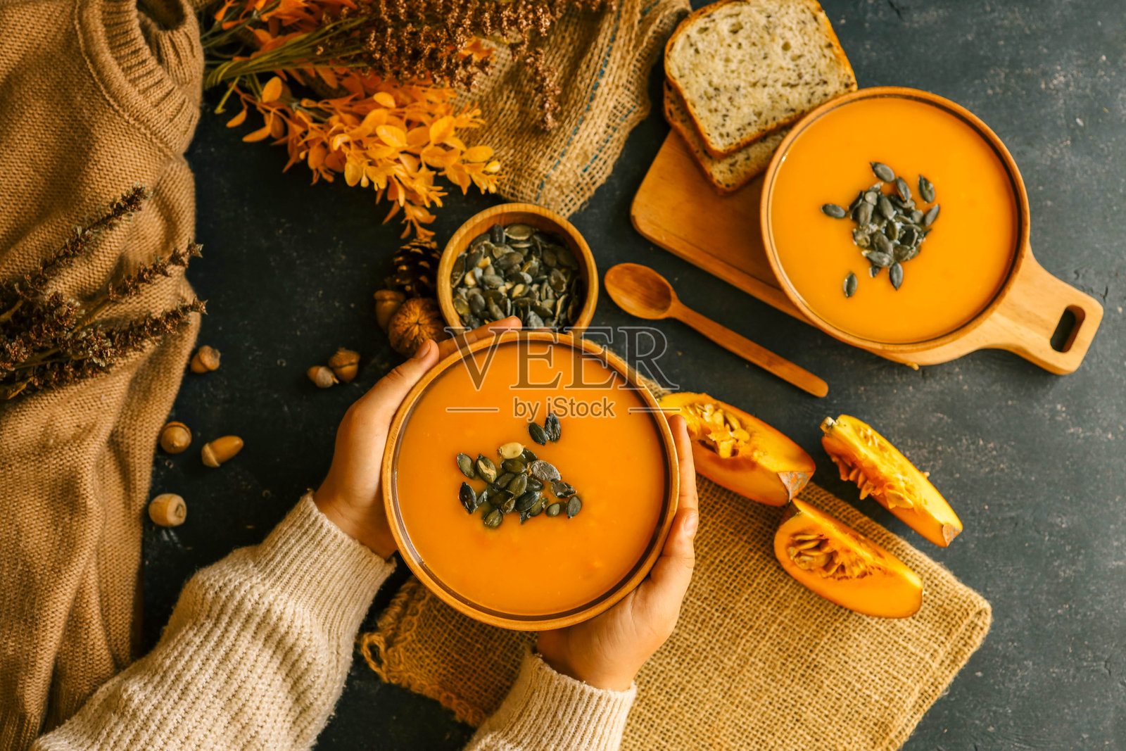 手中捧着南瓜汤，秋季温馨氛围照片摄影图片