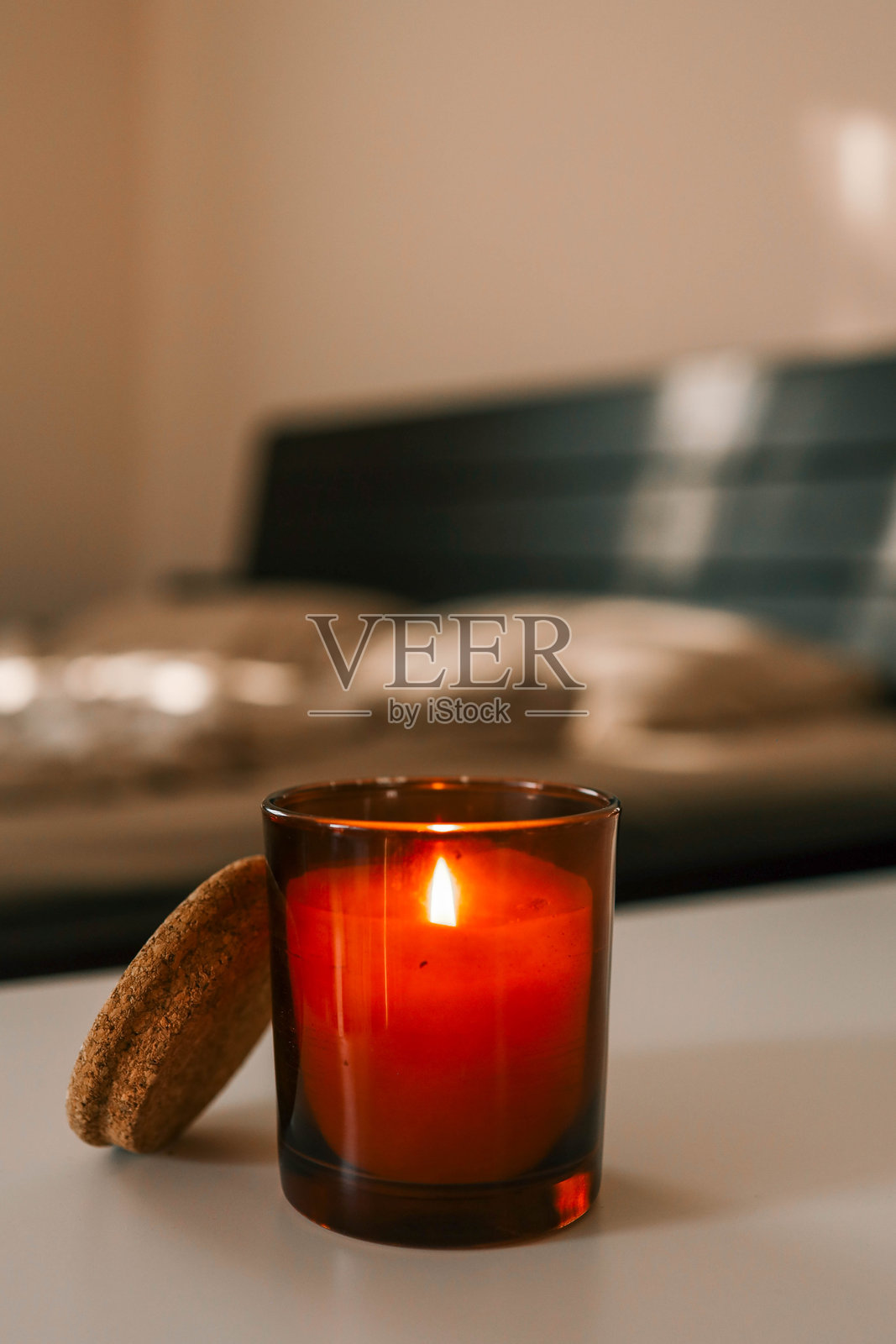温暖舒适的秋季氛围中的燃烧蜡烛照片摄影图片