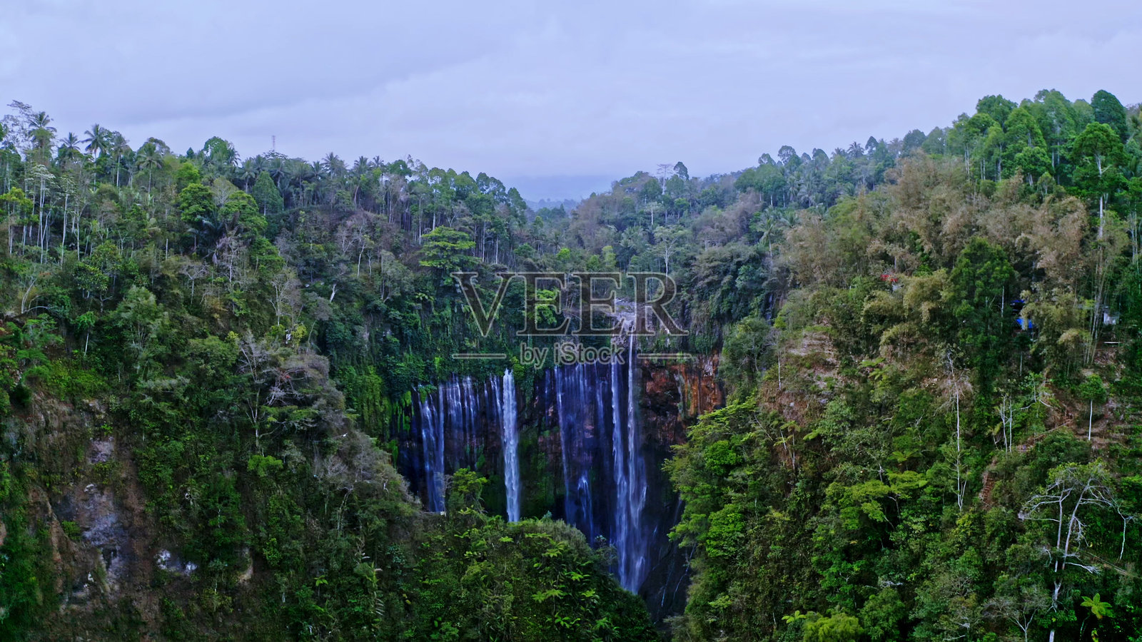 塞乌瀑布，巴厘岛，爪哇岛，印度尼西亚。包括岛屿。塞梅鲁山。照片摄影图片