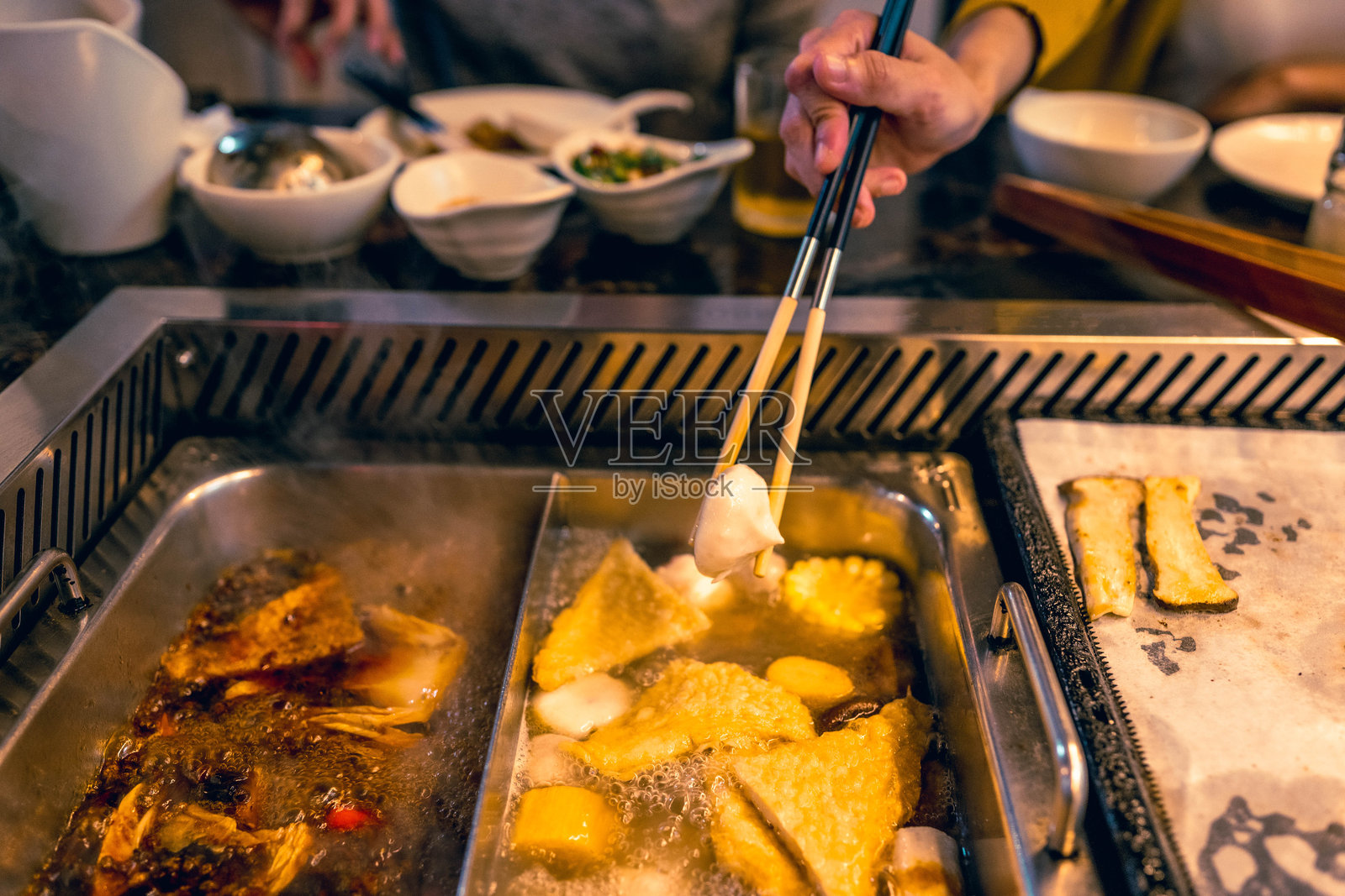 准备好蒸汽船：筷子上的新鲜鱼丸照片摄影图片