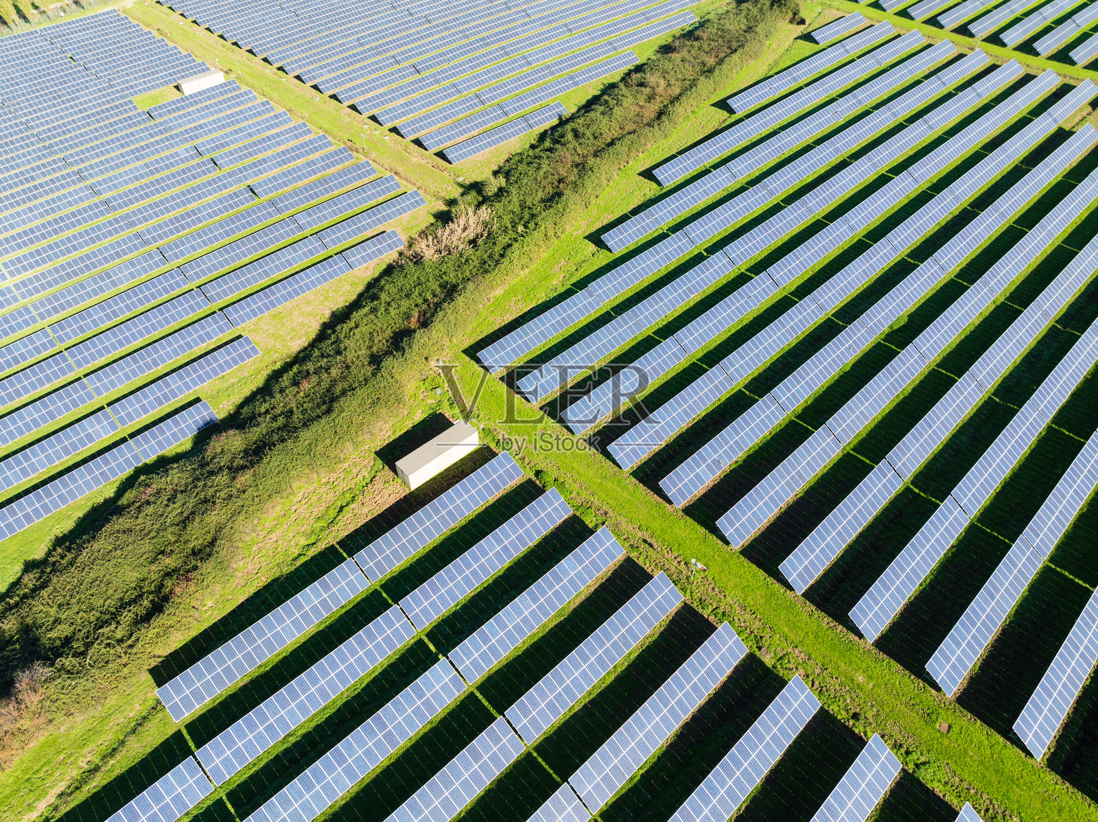 覆盖绿色田野的太阳能电池板产生可再生能源照片摄影图片