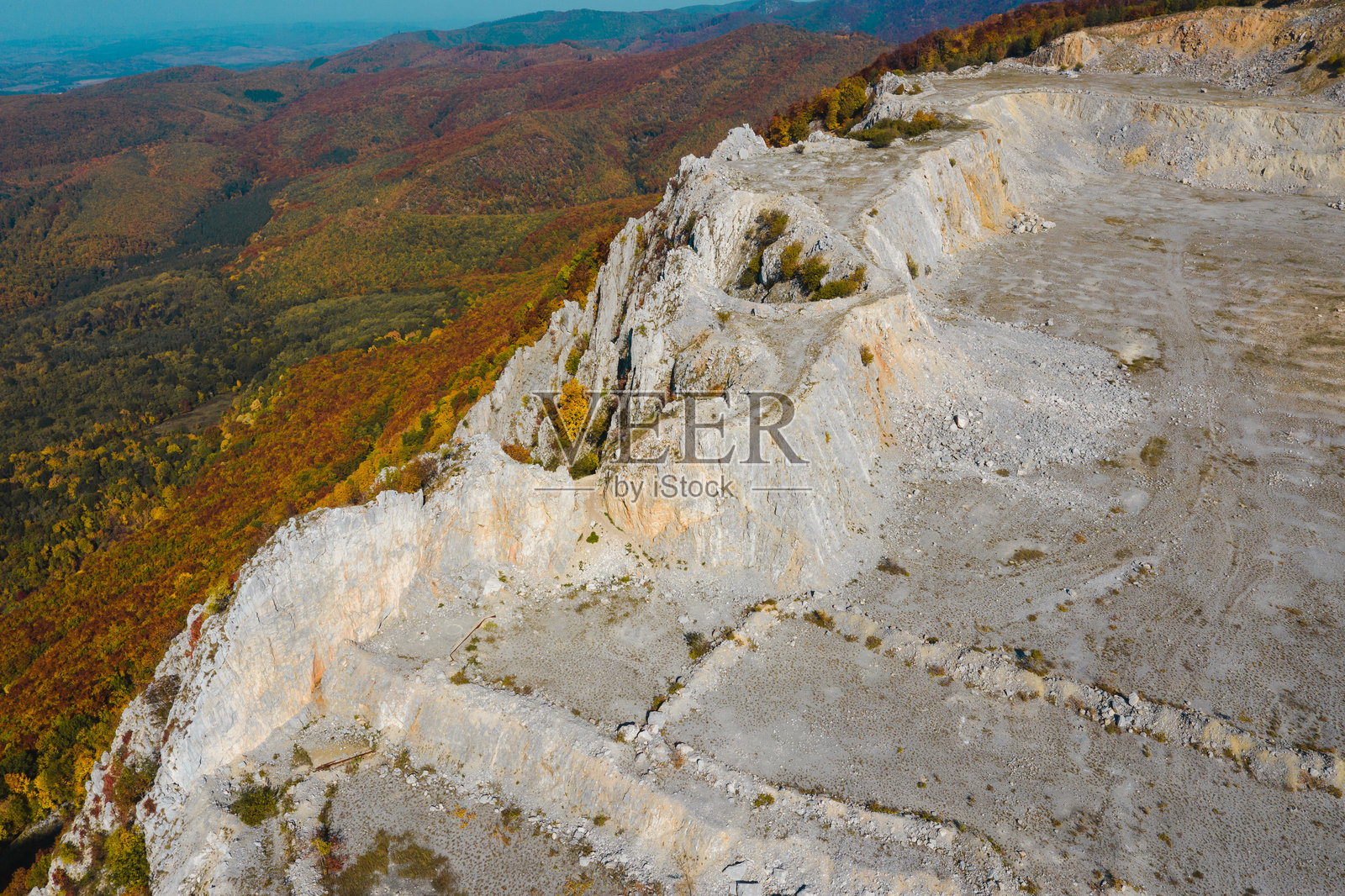 石灰岩采石场的崎岖景观照片摄影图片