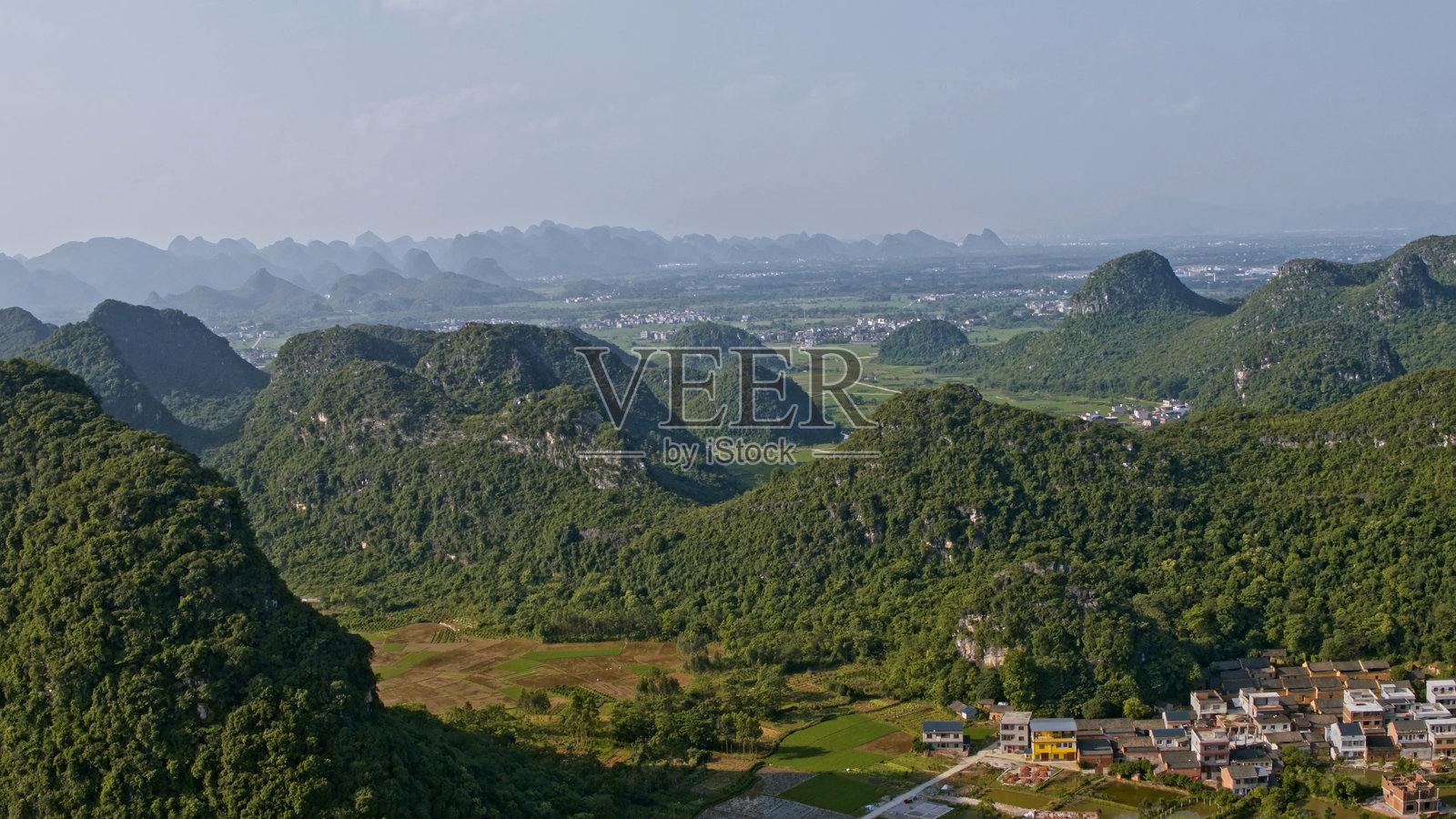 桂林喀斯特。漓江，阳朔，桂林，广西，中国，亚洲。喀斯特地貌。照片摄影图片