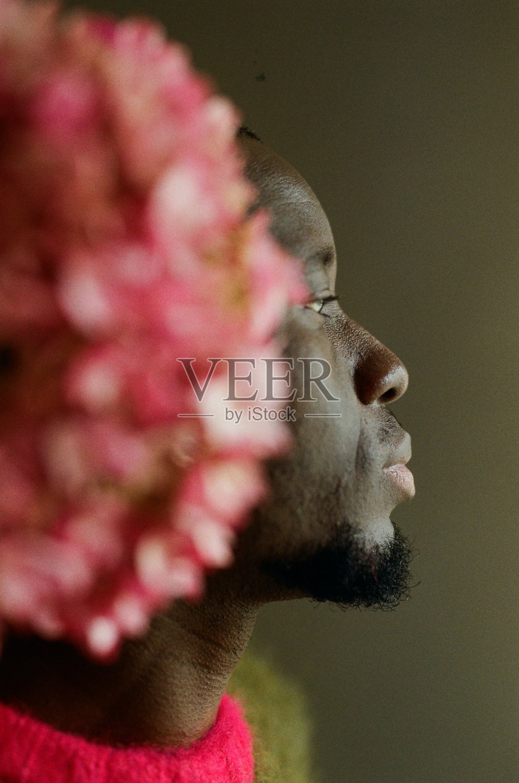 艺术肖像：黑人男子侧目而视照片摄影图片