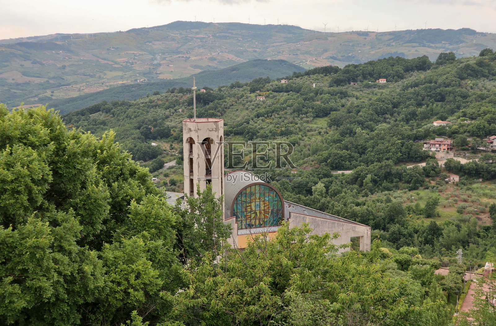 拉维亚诺 - 从橄榄山岩石上俯瞰圣玛利亚升天教堂照片摄影图片