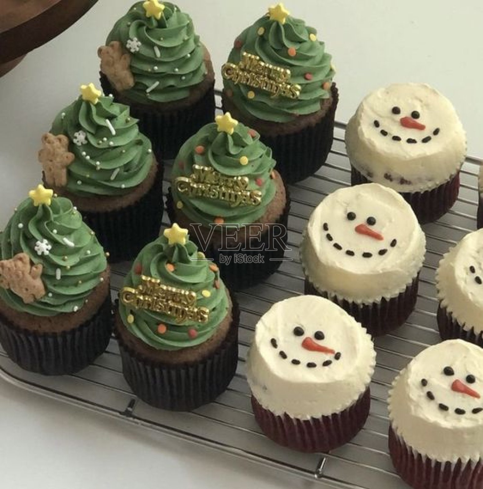 一个美味的杯子蛋糕，上面装饰着丰富的糖霜和五彩的糖屑。非常适合甜点摄影，展示烘焙食品的魅力和甜美，理想用于派对和庆祝活动。照片摄影图片