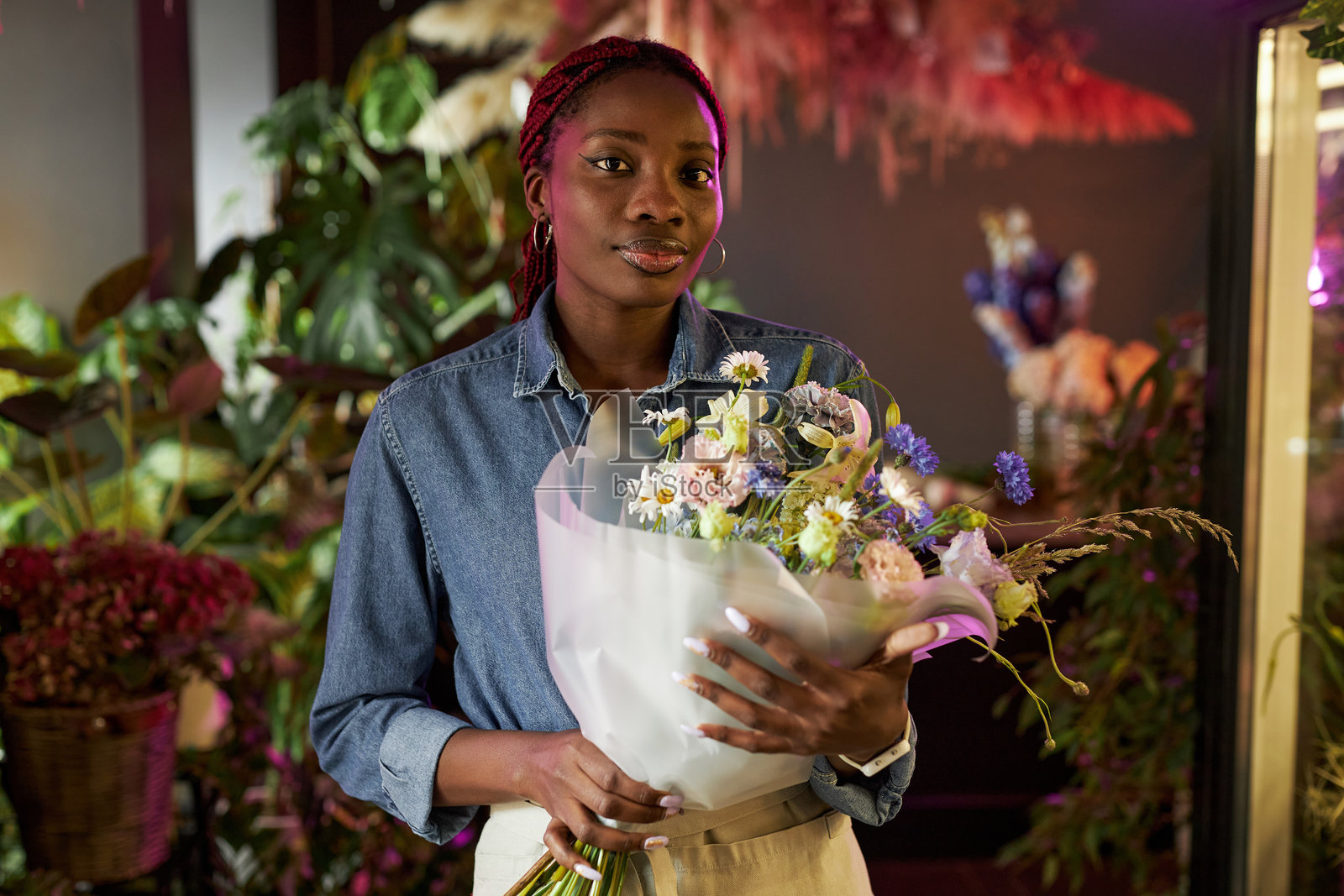 花店里手持花束的花艺师照片摄影图片