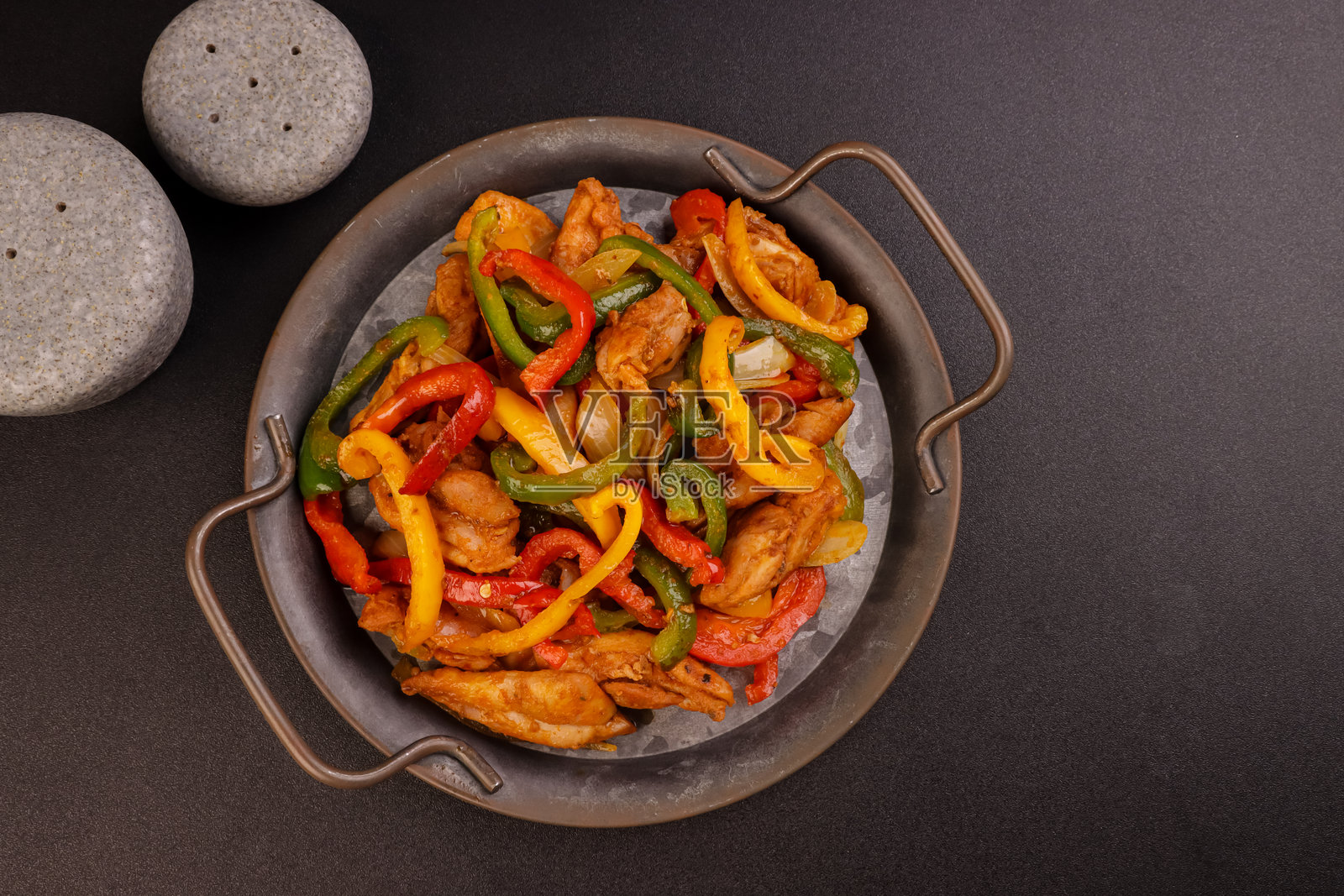 鸡肉法吉塔是一道传统的墨西哥鸡肉菜肴，或称为法吉塔德波洛。照片摄影图片