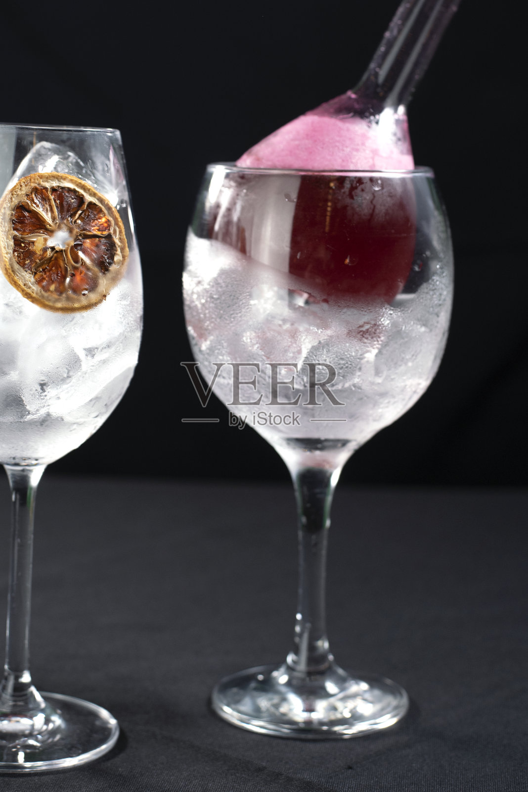 清爽的柑橘水果鸡尾酒，含有杜松子酒、伏特加和青柠薄荷莫吉托照片摄影图片