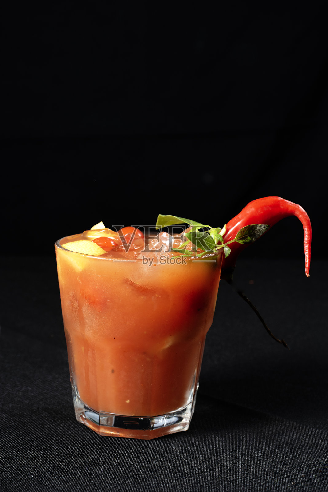 清爽的柑橘水果鸡尾酒：金酒、伏特加、莫吉托和青柠照片摄影图片