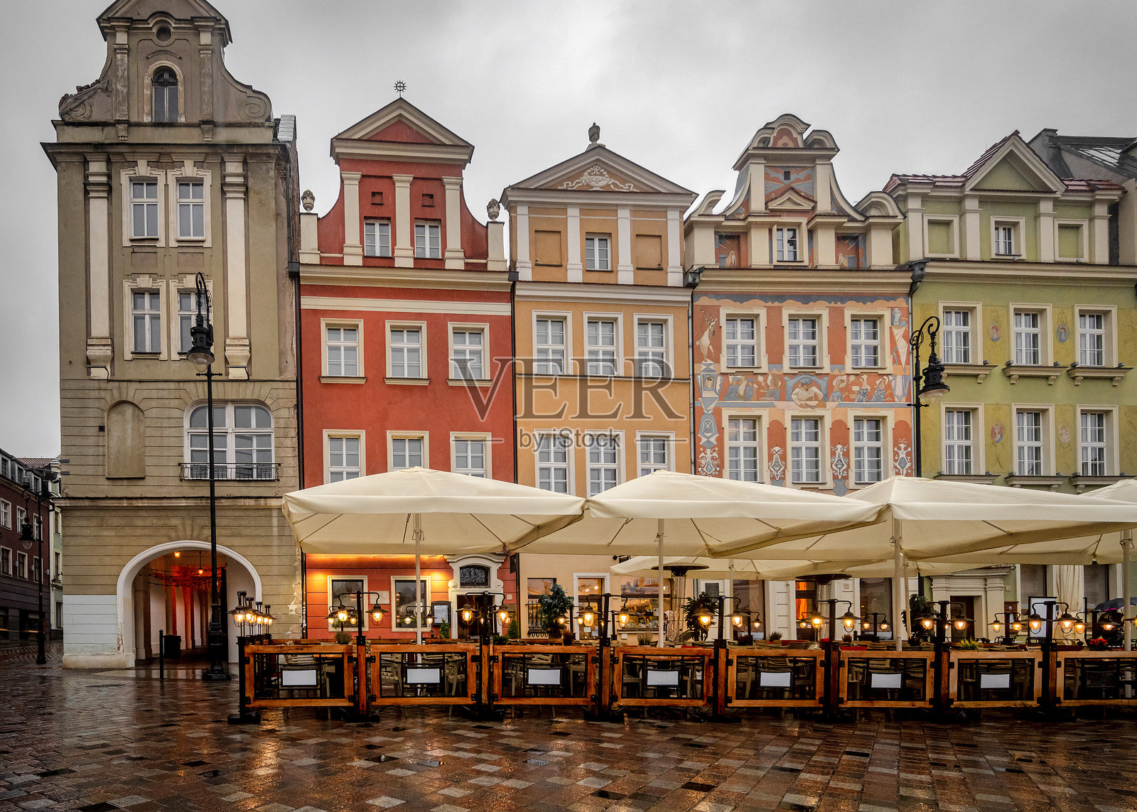波兹南老城区的街头咖啡馆照片摄影图片