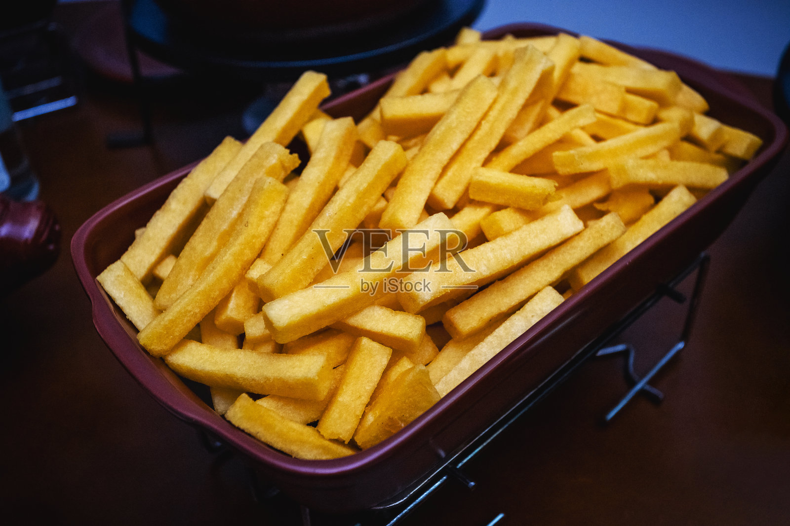 玉米粥、炸木薯棒、自助餐、按公斤计价的餐厅食物，在巴西供应，搭配典型的巴西美食照片摄影图片