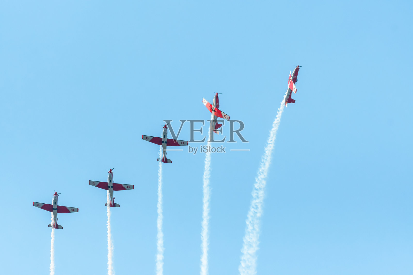 Antidotum 空中表演 Leszno,PC-7 队,皮拉图斯 PC-7 飞机。飞行员在空中表演特技,飞机后方留下壮观的烟雾。照片摄影图片