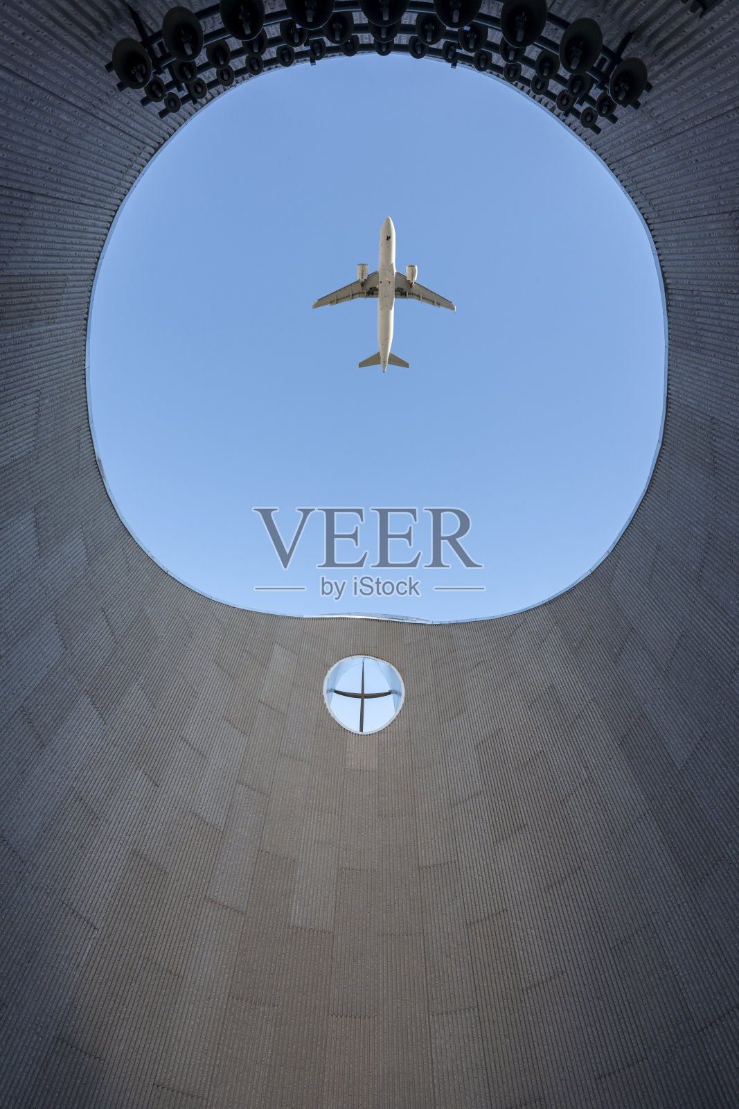 飞机飞越现代建筑的三维墙壁照片摄影图片