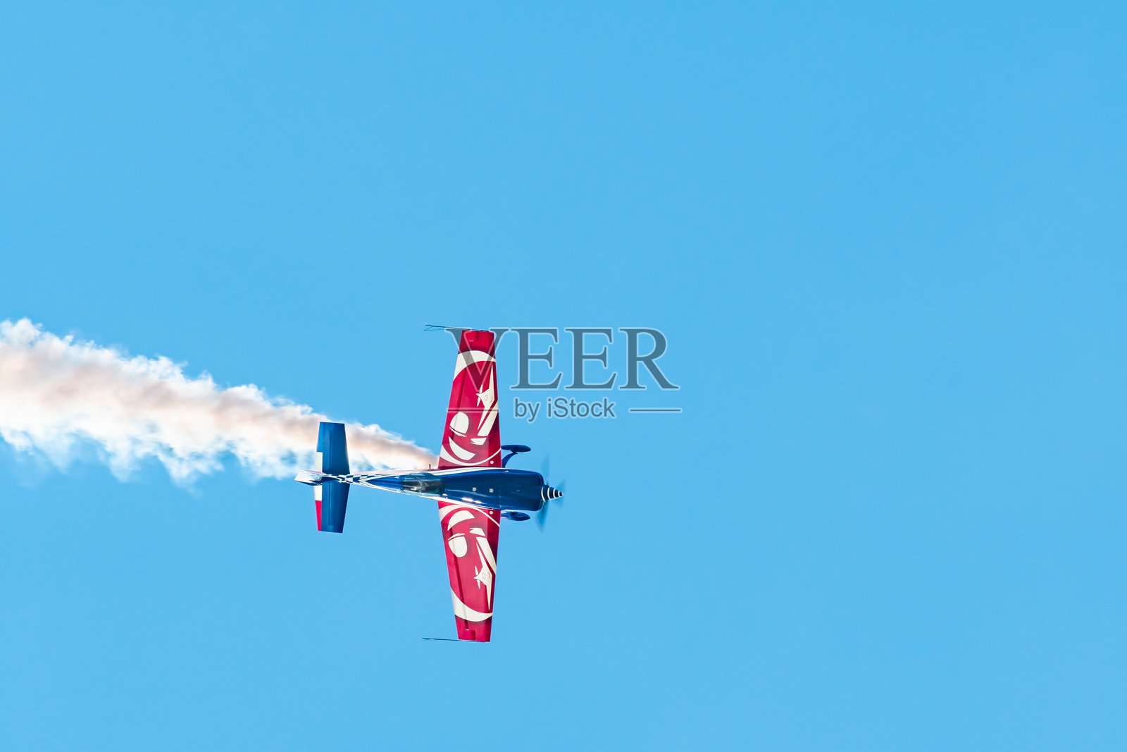 Antidotum航空表演，莱什诺，弗洛朗·奥东驾驶Extra 330飞机。飞行员在空中进行特技表演，飞机后方留下壮观的烟雾。照片摄影图片