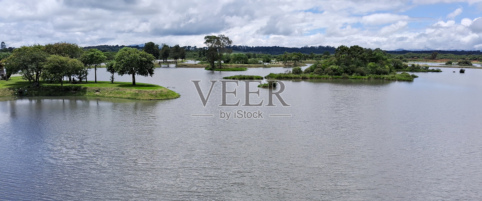 皮奈斯市的水之公园湖照片摄影图片