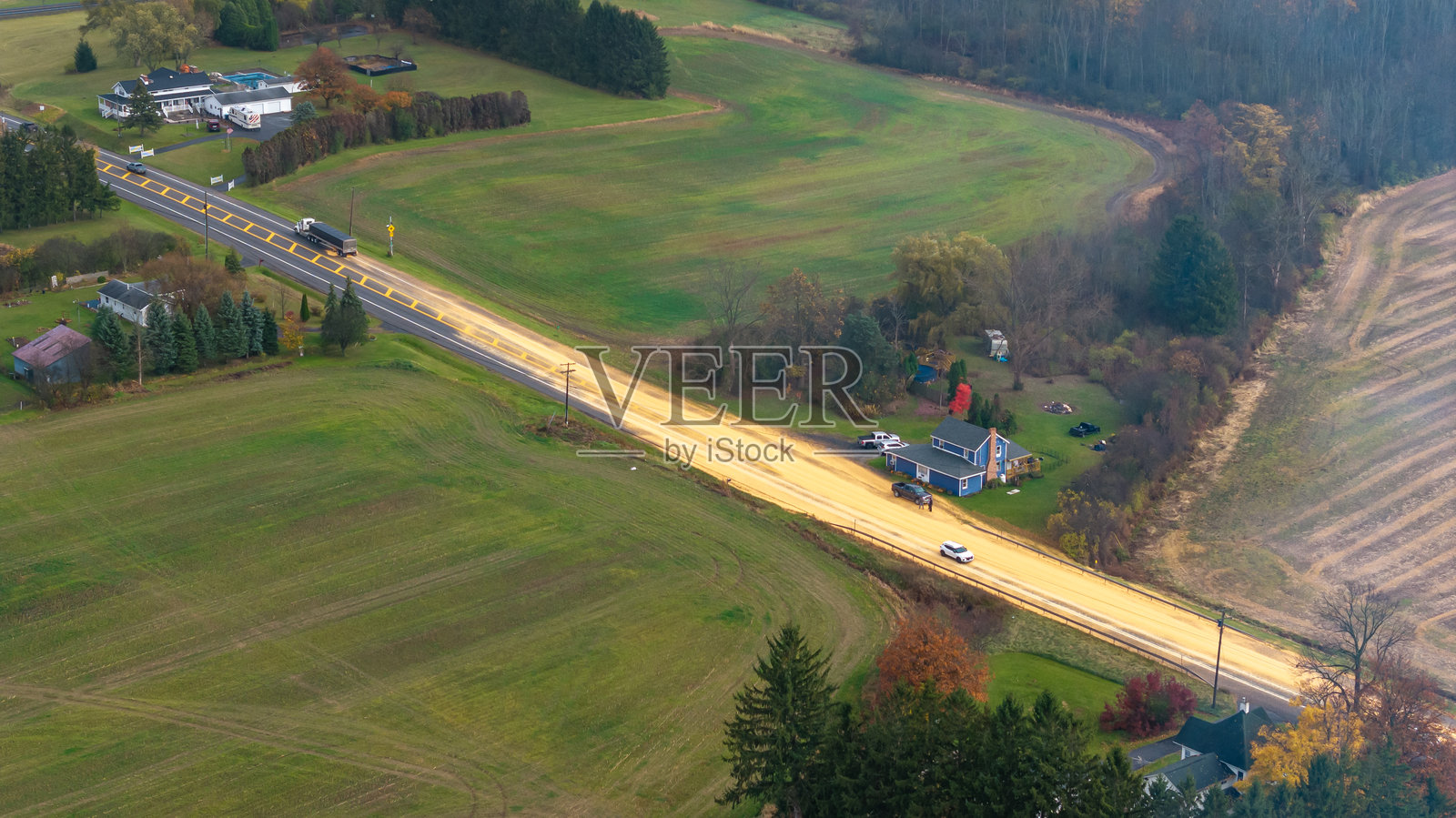 航拍照片，拖车向东行驶，约下午3点在5号和20号公路上洒落了一车玉米。照片摄影图片