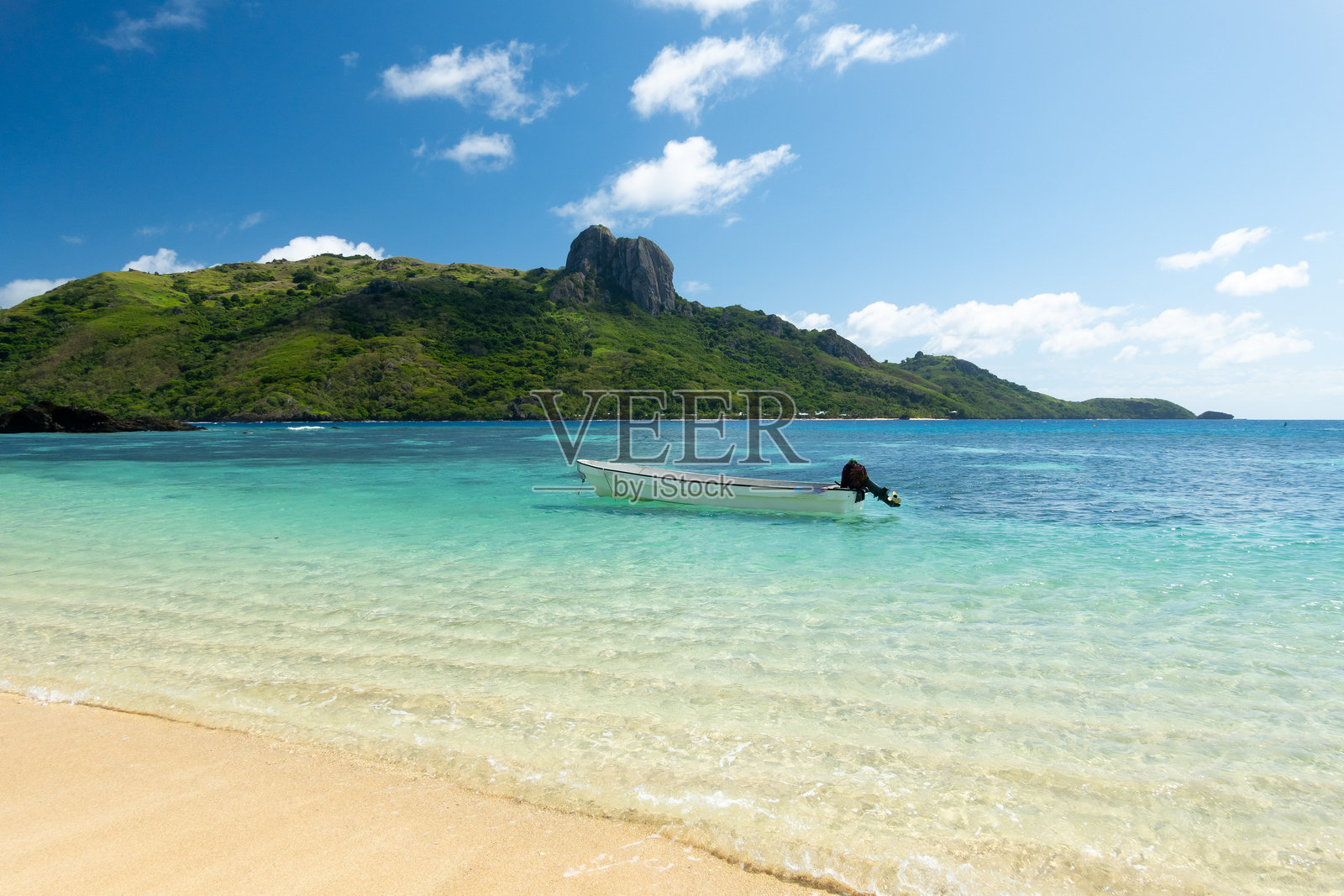 美丽的爱尔兰海滩如天堂般的绚丽热带色彩，清澈的天空下，一只小船漂浮在水面上。照片摄影图片