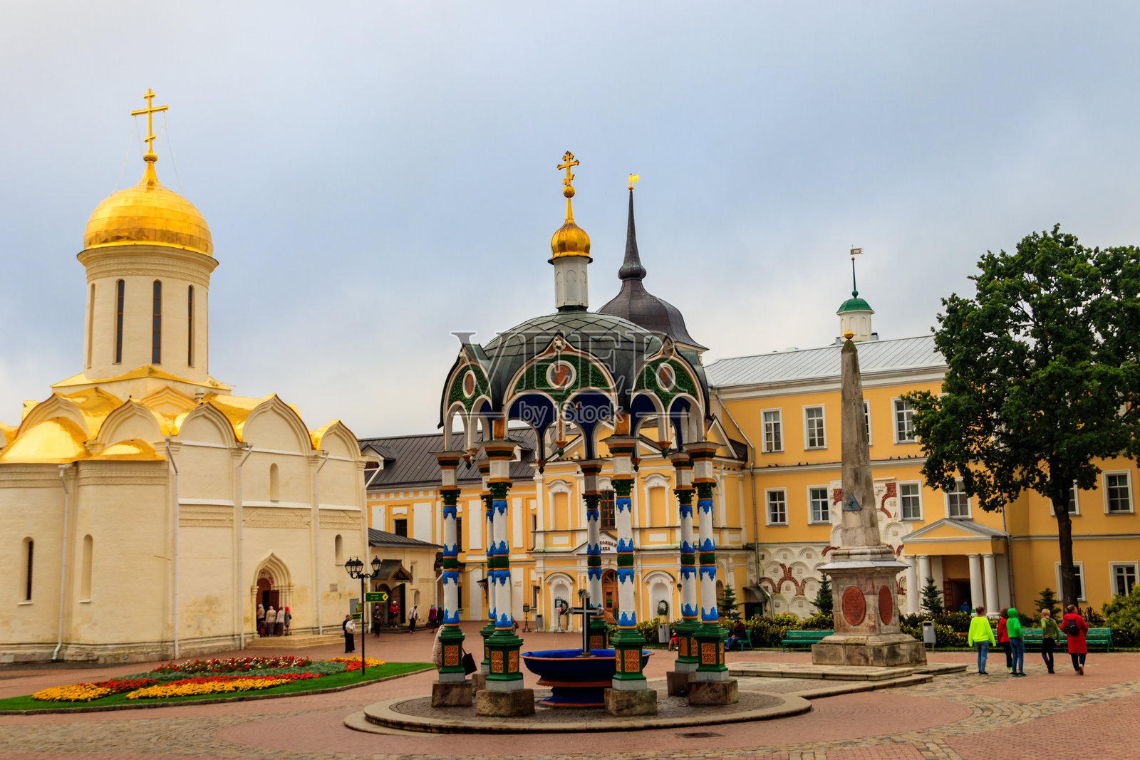 俄罗斯谢尔吉耶夫镇的圣谢尔吉乌斯三位一体修道院照片摄影图片