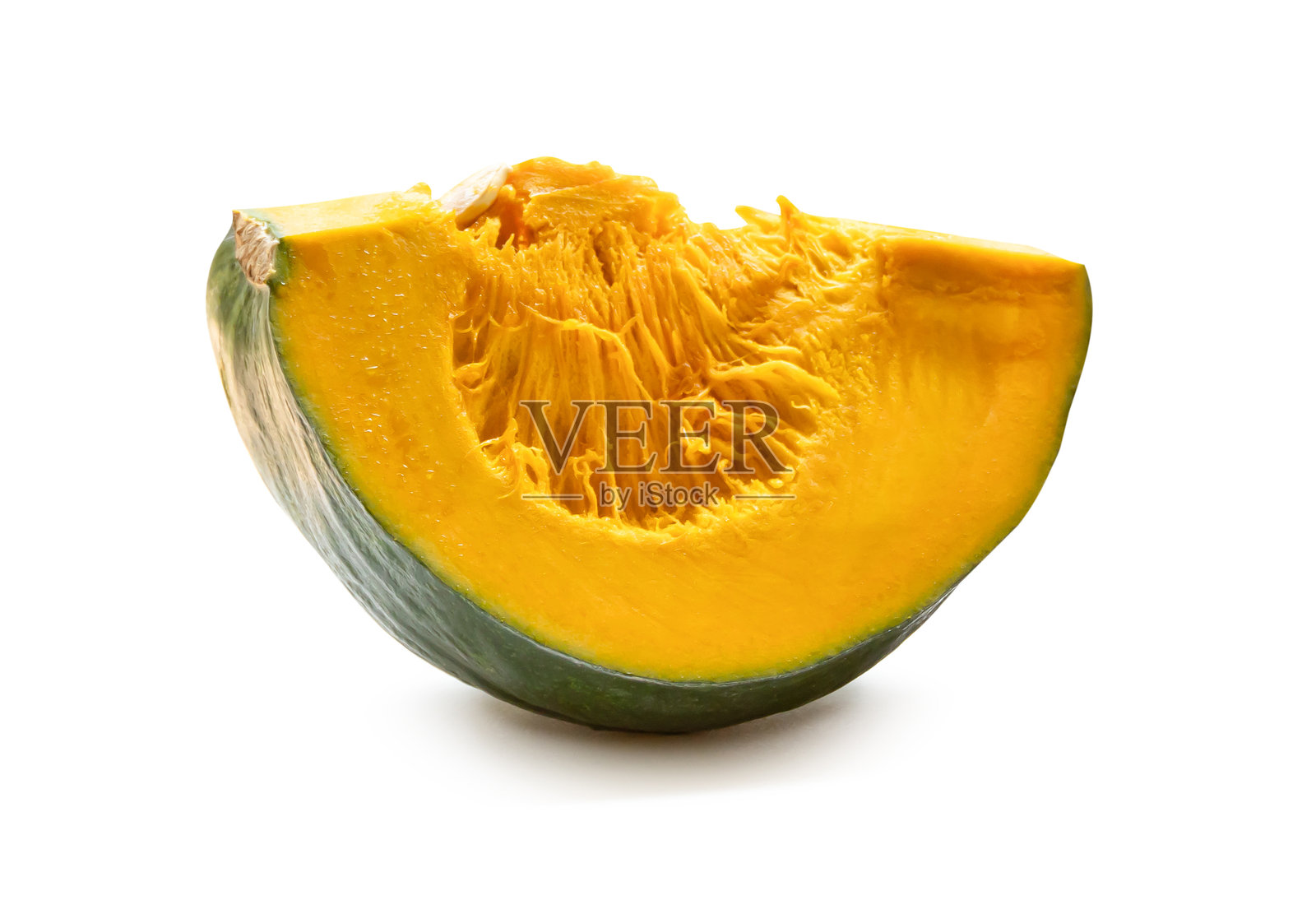 新鲜绿色日本南瓜片的侧面视图，孤立在白色背景上，带有抠图路径。照片摄影图片