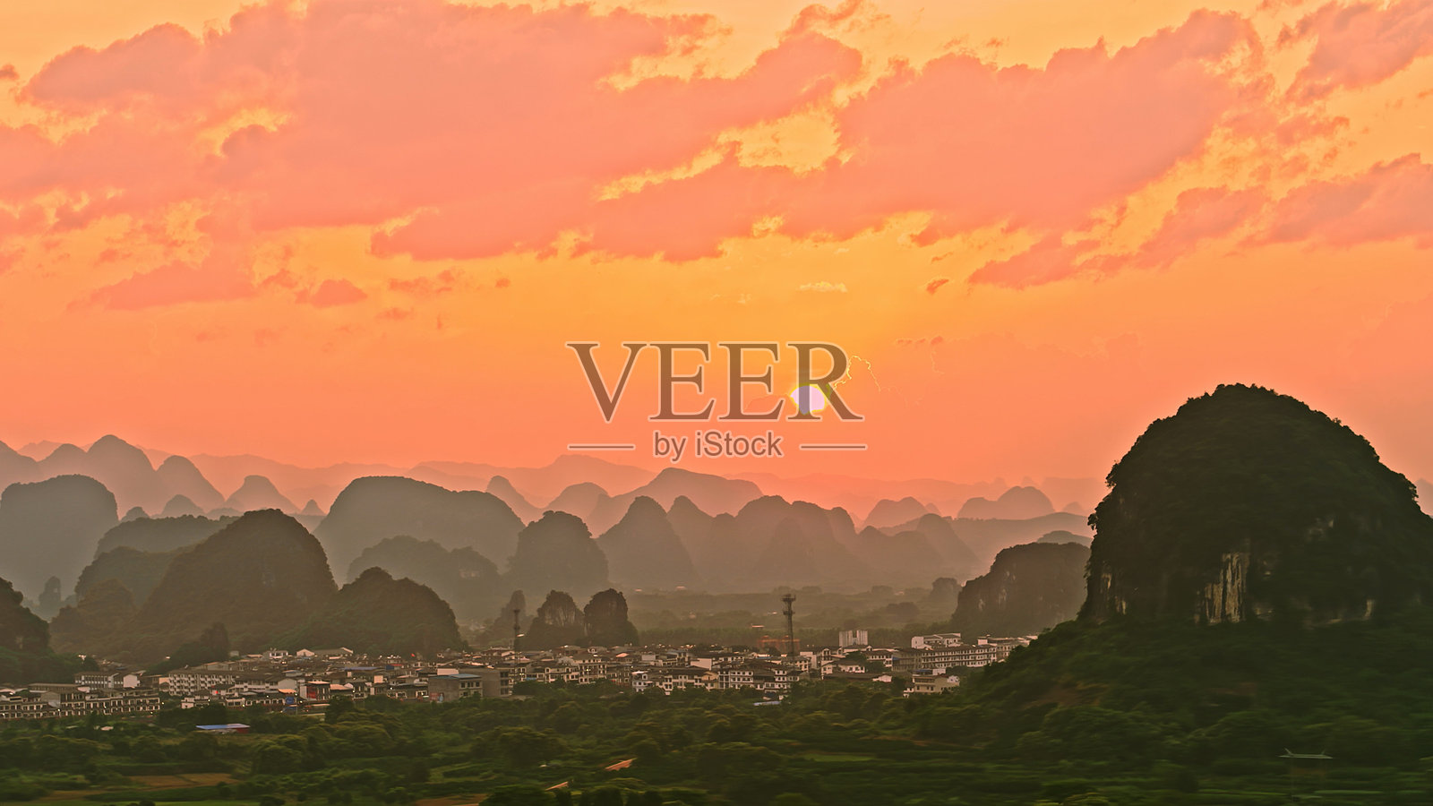 桂林喀斯特。漓江，阳朔，桂林，广西，中国，亚洲。喀斯特地貌。照片摄影图片