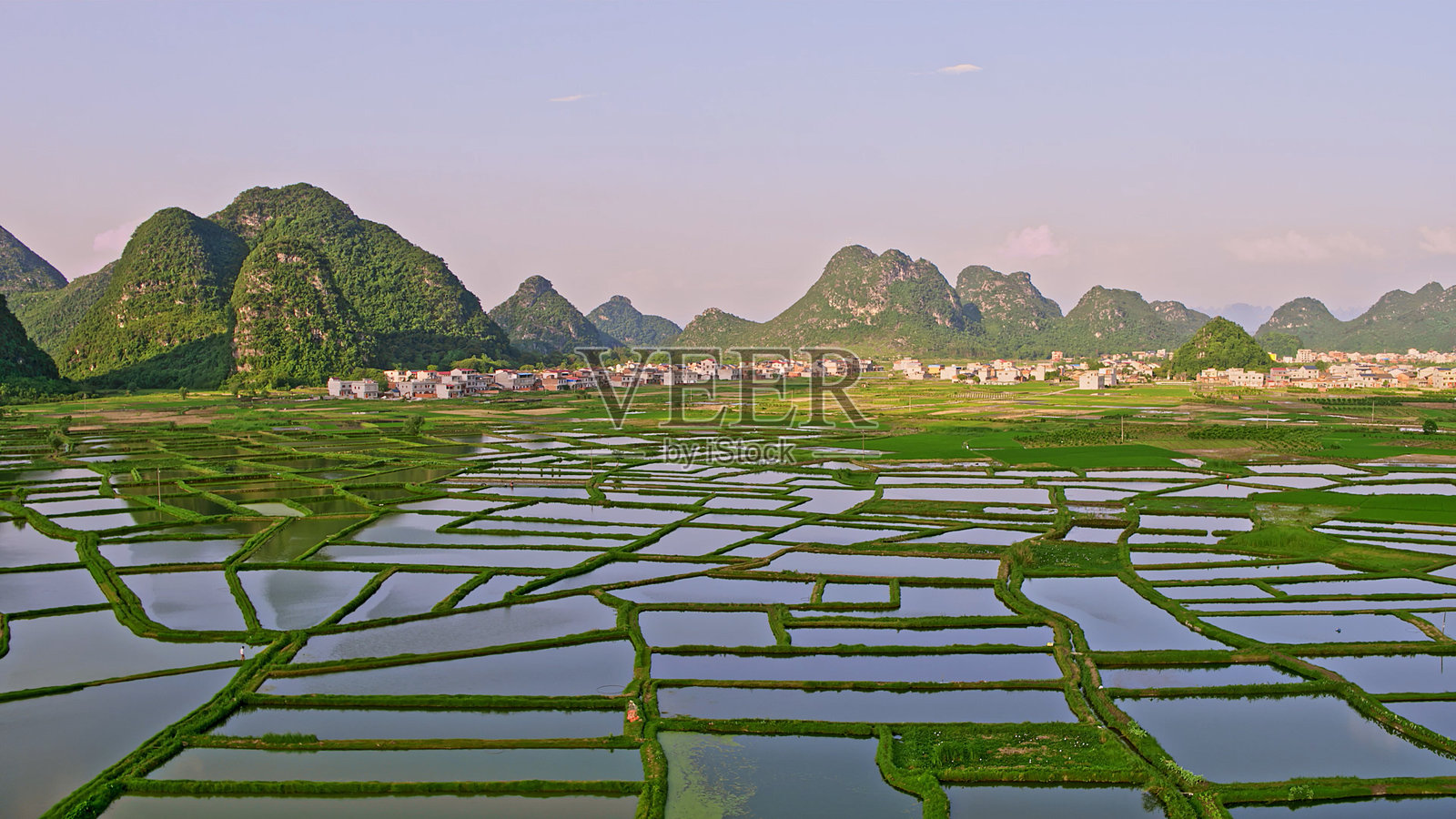 桂林喀斯特地貌，漓江，阳朔，广西，中国，亚洲。照片摄影图片
