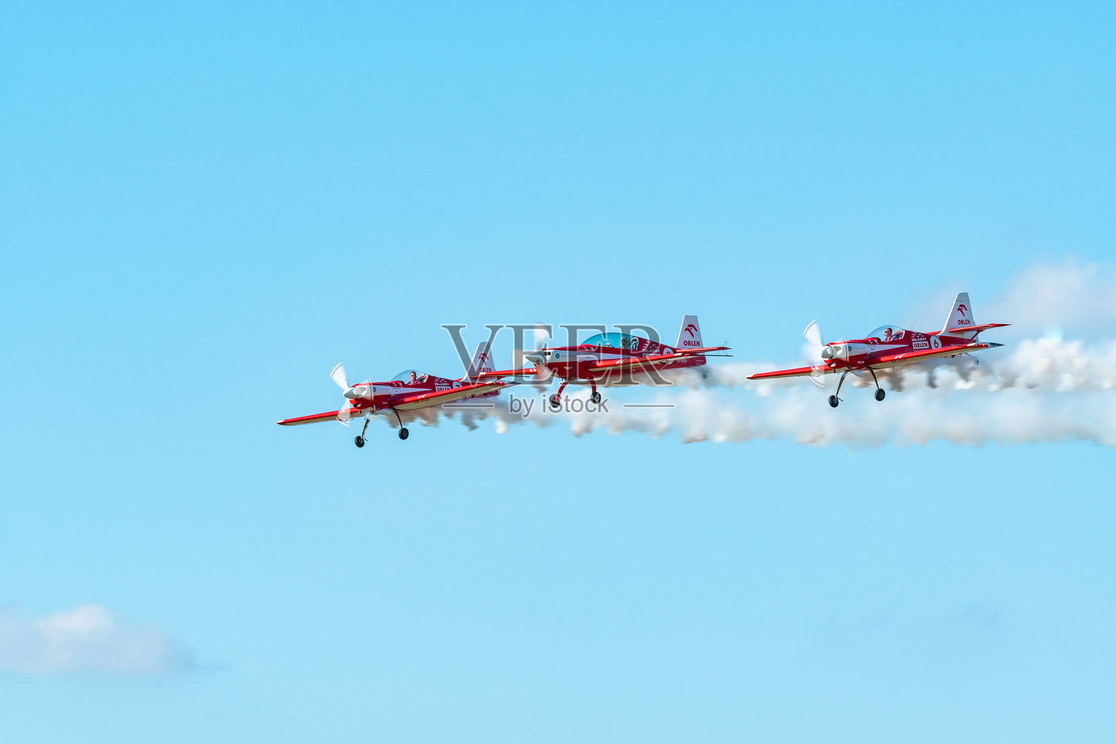 Antidotum 空中表演 莱什诺，泽拉兹尼特技飞行队，Zlin 50。飞行员在天空中进行特技表演，飞机后方留下壮观的烟雾。照片摄影图片