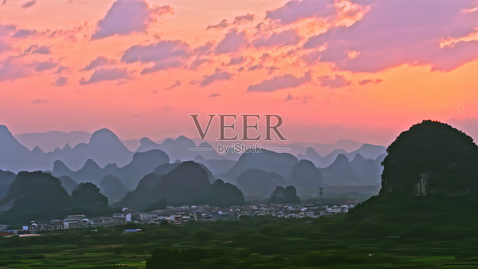 桂林喀斯特。漓江，阳朔，桂林，广西，中国，亚洲。喀斯特地貌。照片摄影图片