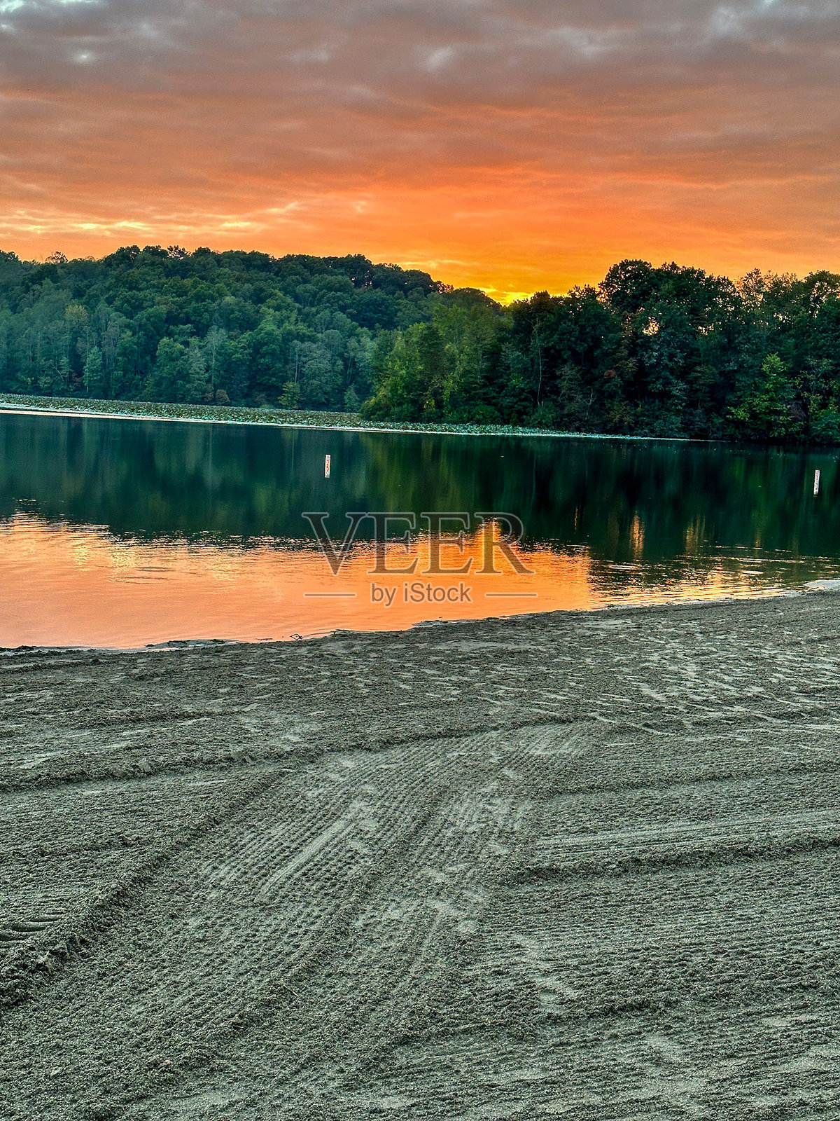 俄亥俄州洛根湖上壮丽的日落照片摄影图片