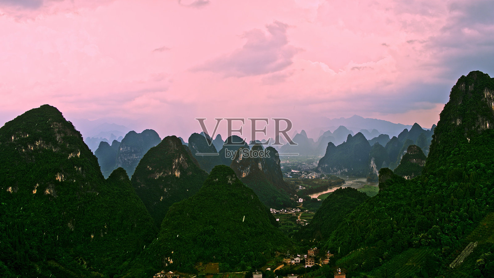 桂林喀斯特。漓江，阳朔，桂林，广西，中国，亚洲。喀斯特地貌。照片摄影图片