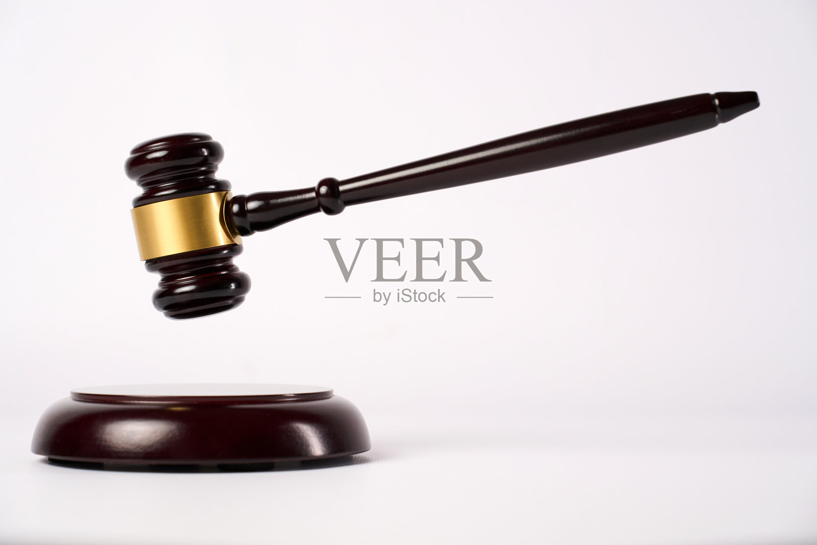 白色背景上的法官槌特写，留有空白，象征正义概念。照片摄影图片
