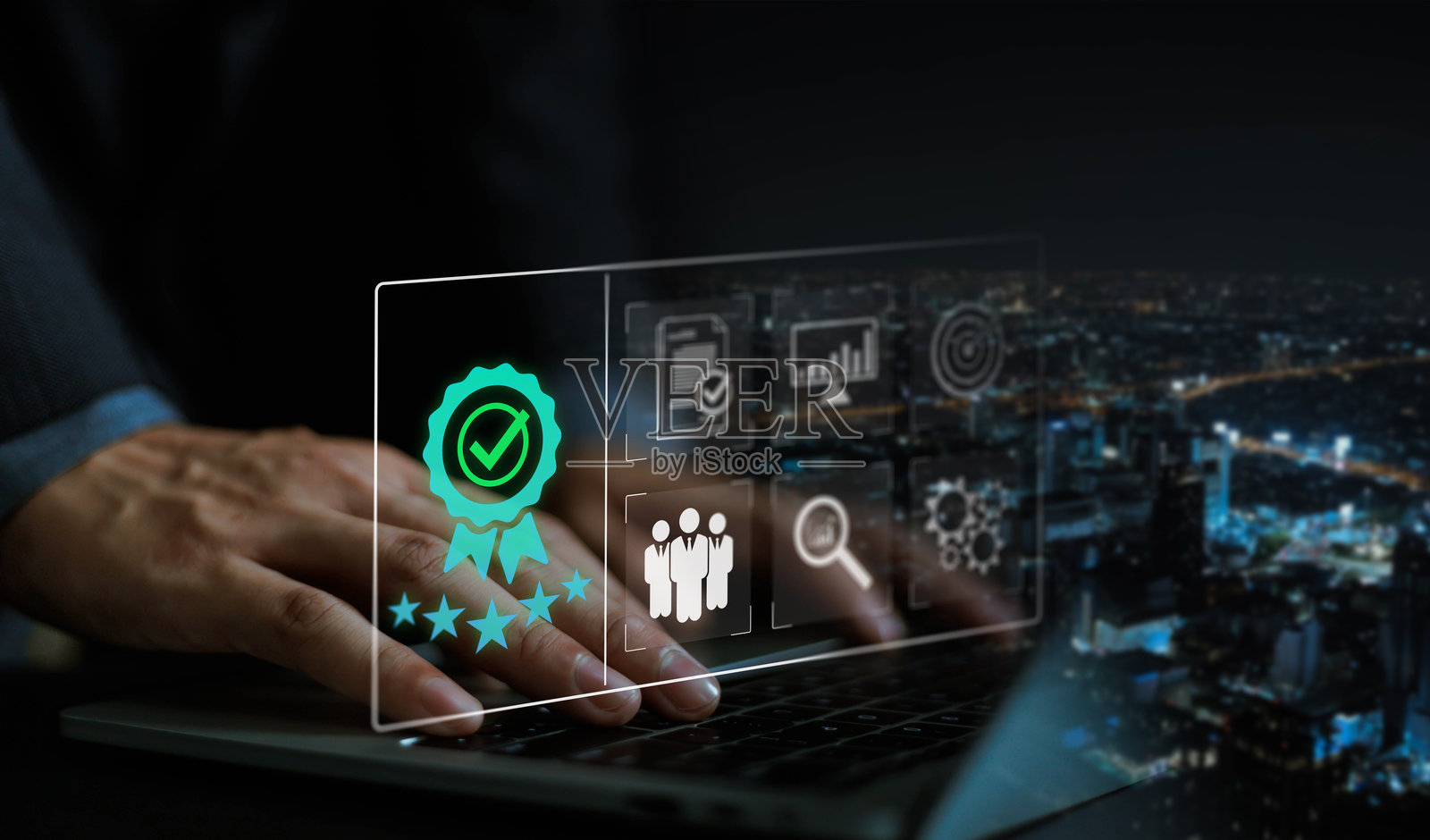 商人手持质量认证标志，审计，商业，保证，控制，数字化，服务，完整，评估，清单，数据与质量图标。照片摄影图片