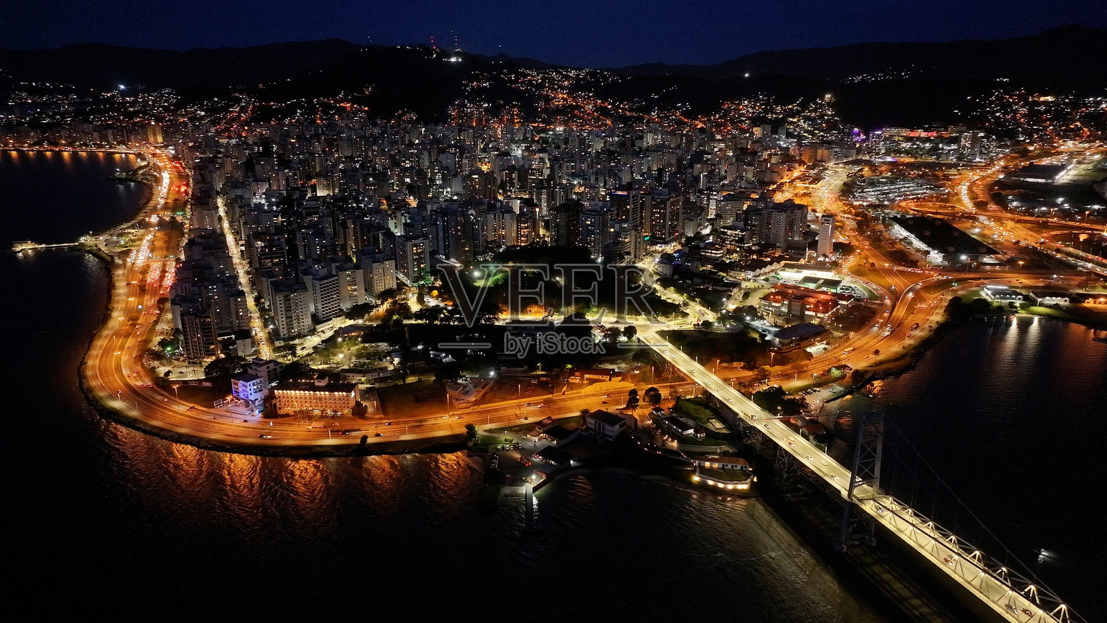 巴西圣卡塔琳娜州弗洛里亚诺波利斯的夜晚城市景观。照片摄影图片