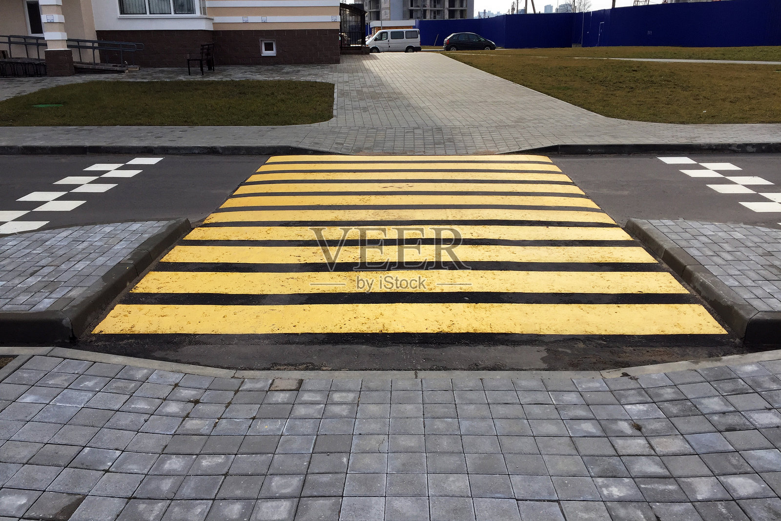 人行横道。黄色行人过街标线。照片摄影图片