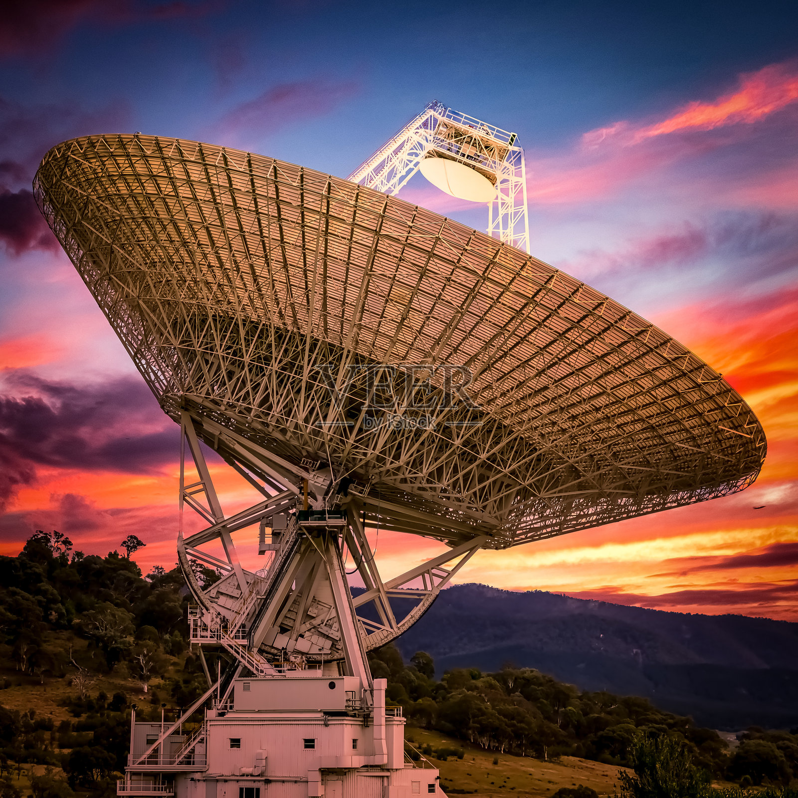 低角度视图的卫星天线与天空相对照片摄影图片