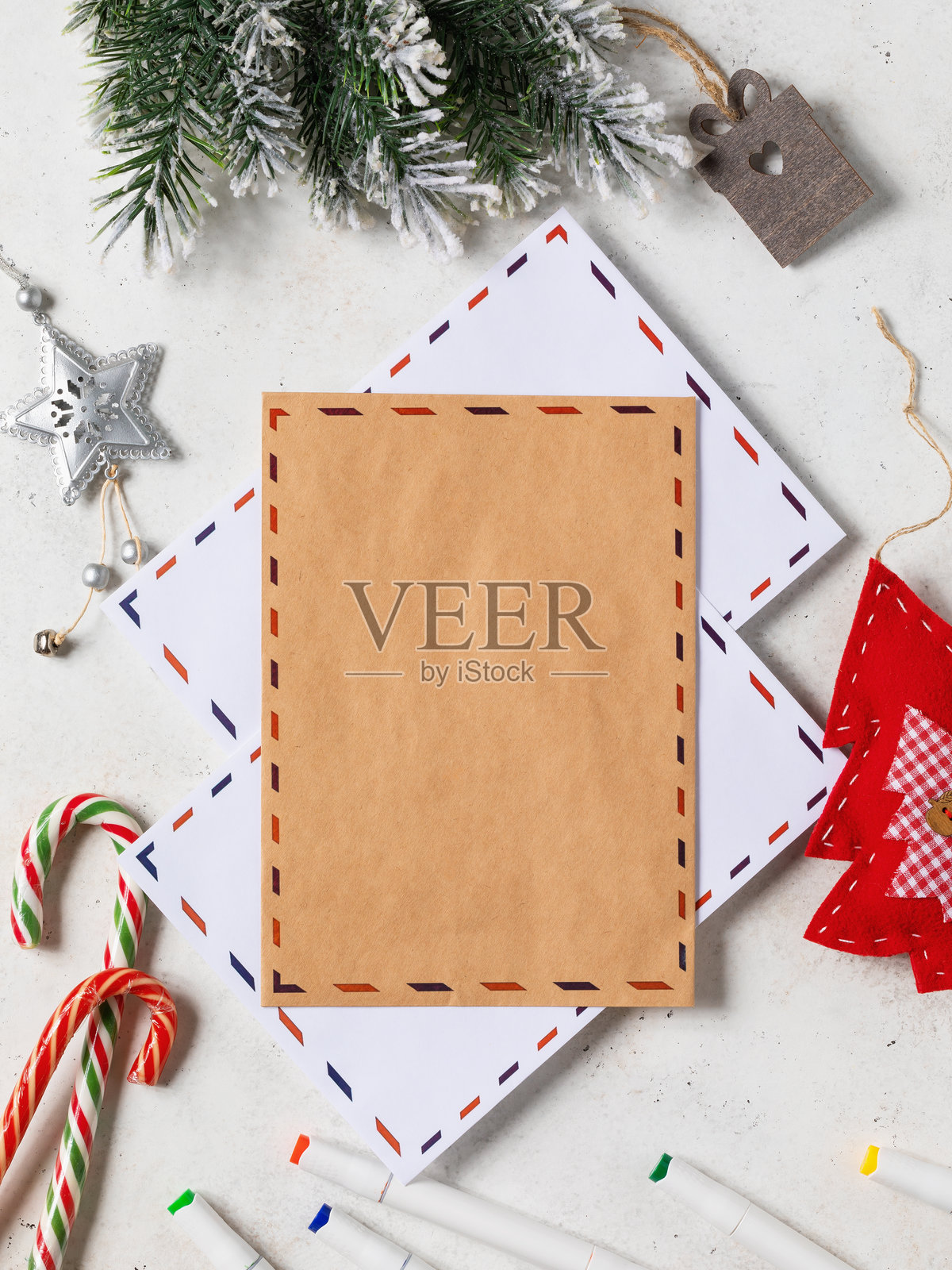 干净的信封用于写给圣诞老人的信件，以及各种圣诞装饰品，抽象背景上的设计模板，俯视图照片摄影图片
