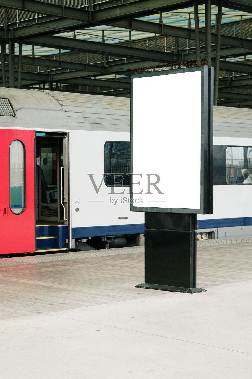 火车站内的空白广告牌照片摄影图片