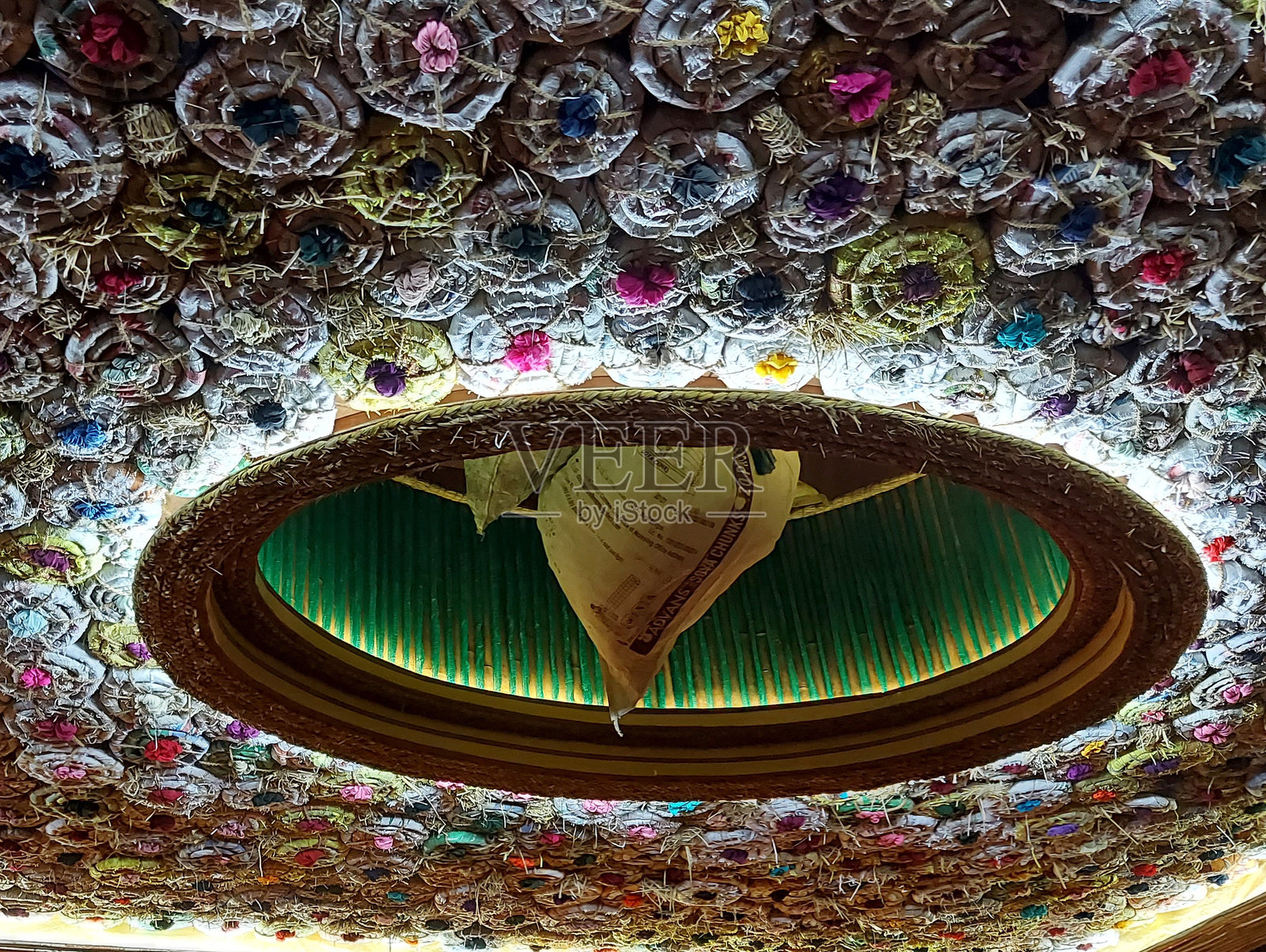 使用废弃可回收建筑材料制作的抽象“杜尔迦普贾”主题展馆天花板艺术结构,传达强烈的社会信息照片摄影图片