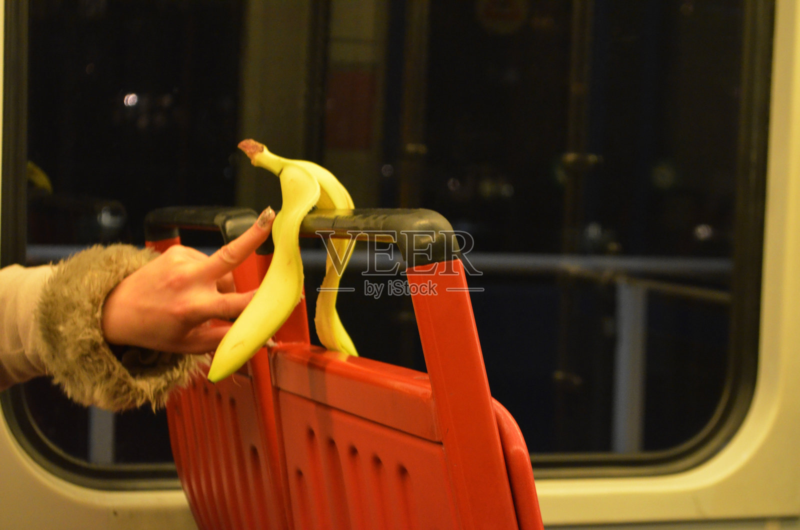 火车上的香蕉皮照片摄影图片