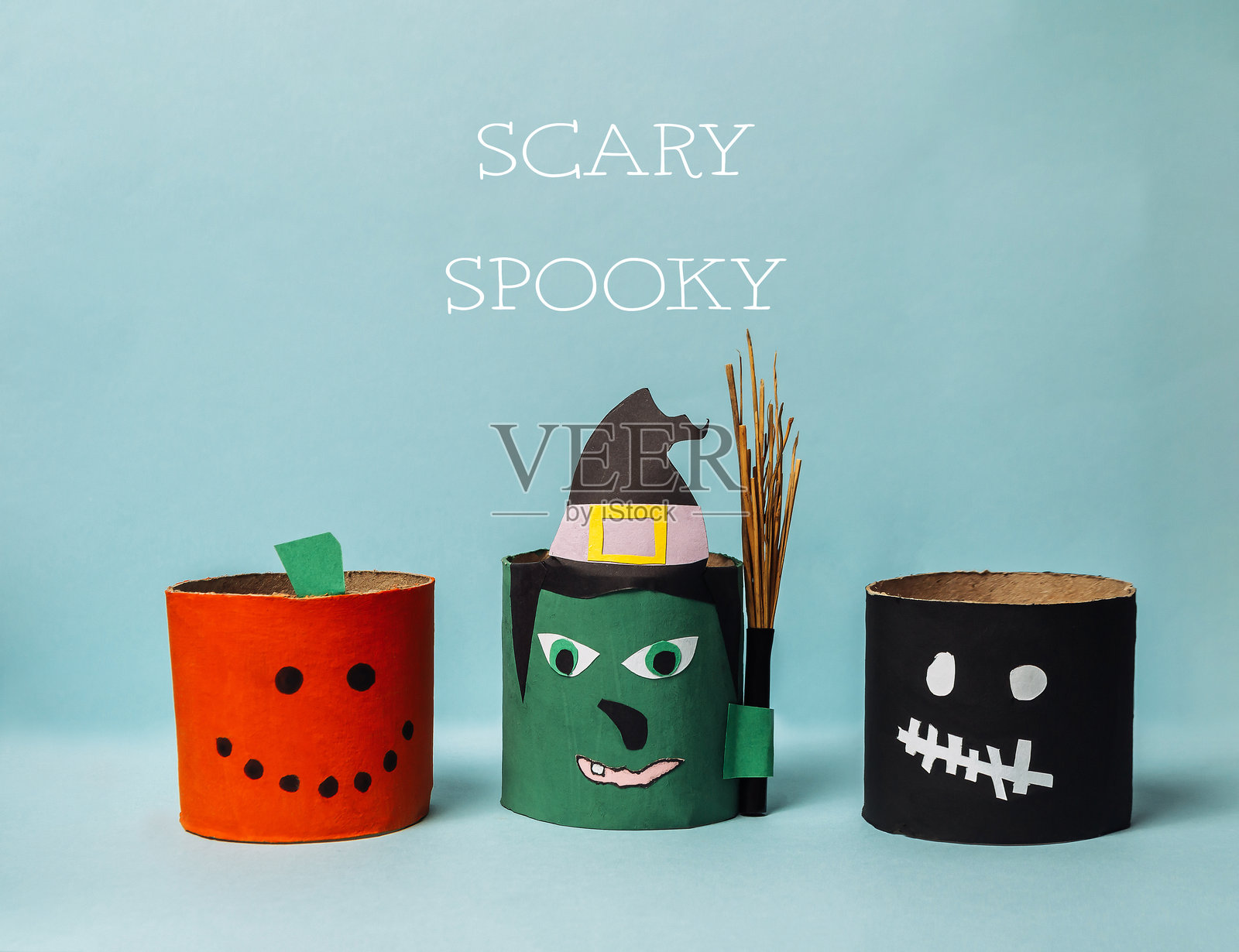 三个万圣节主题的纸灯笼，分别是女巫、南瓜和骷髅照片摄影图片