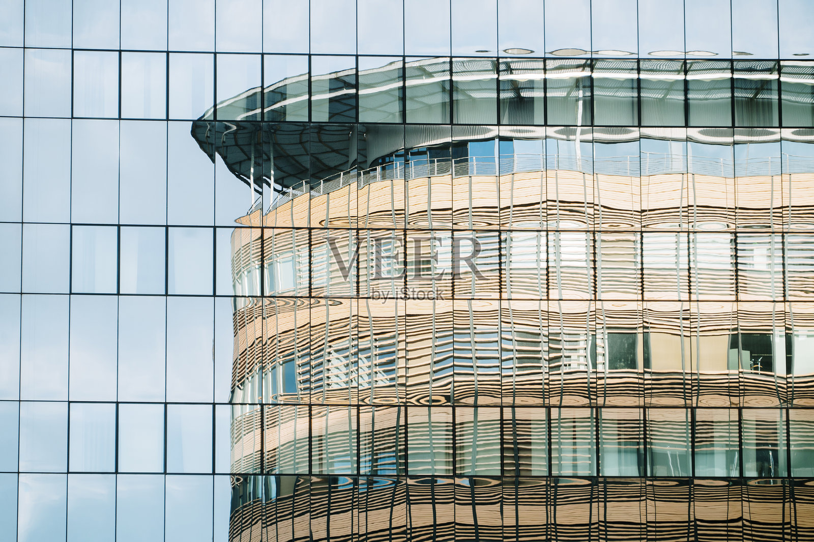 玻璃立面上的建筑倒影照片摄影图片