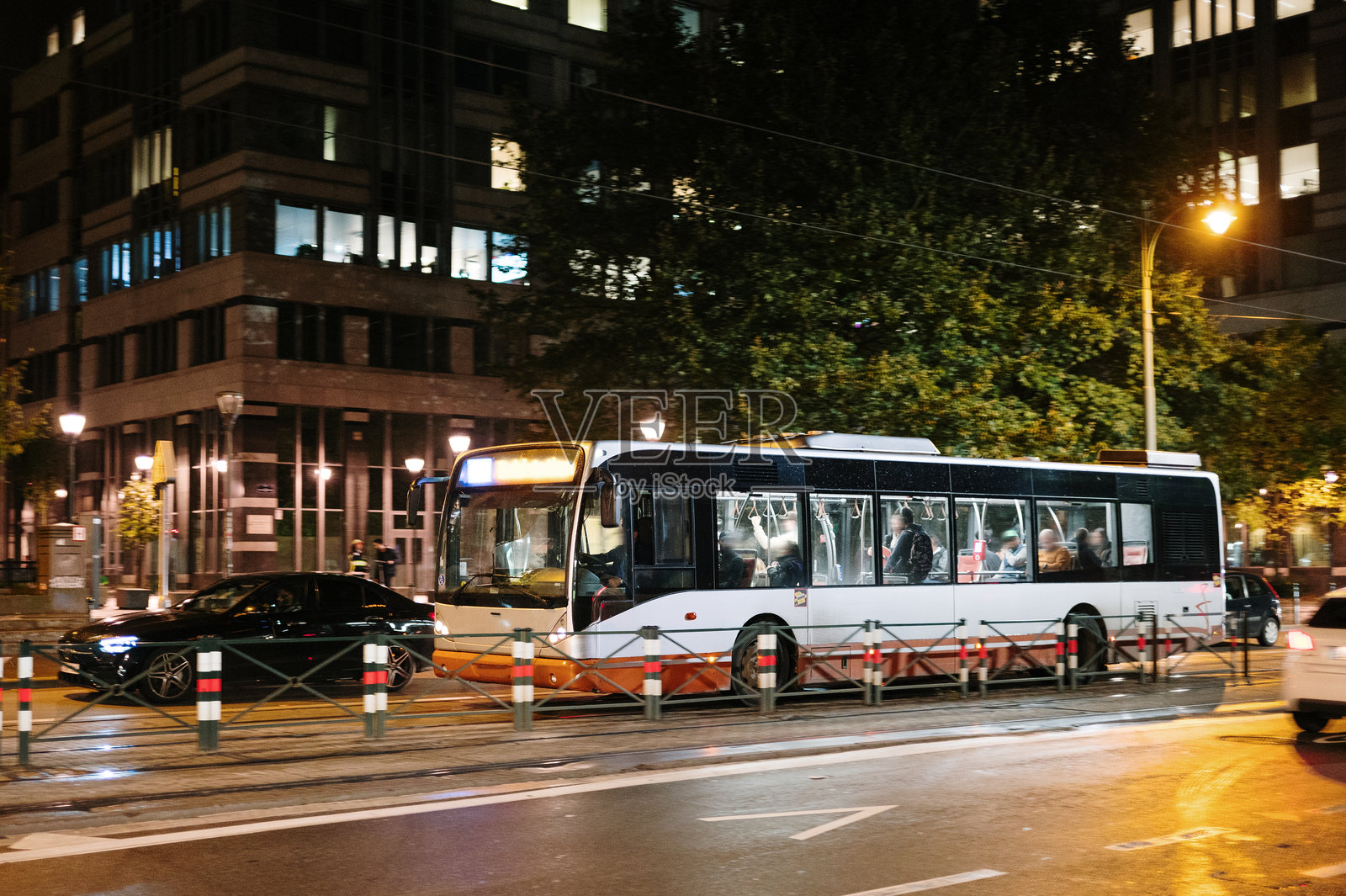夜间的城市公交车照片摄影图片