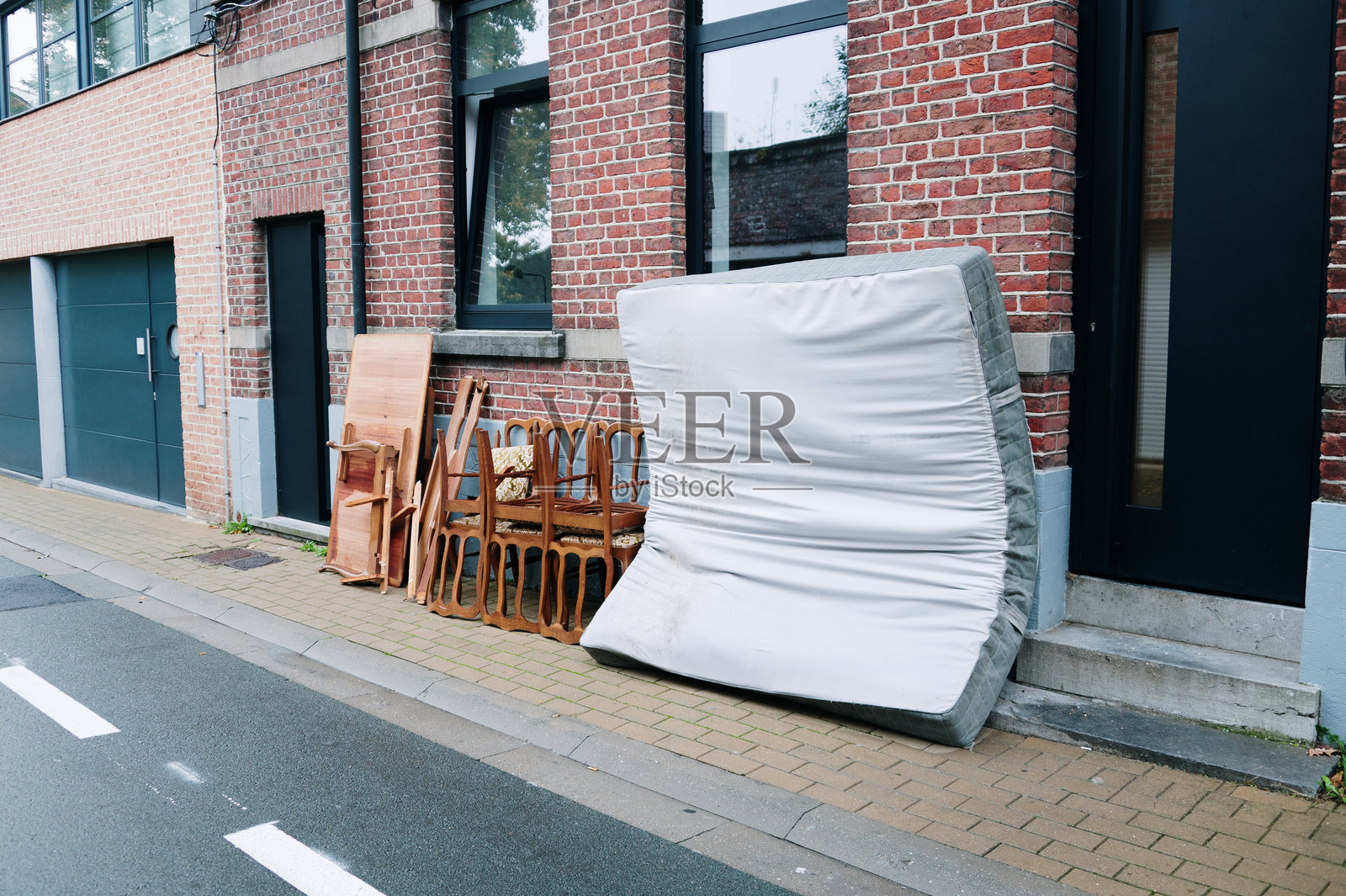 街道上遗弃的旧家具照片摄影图片