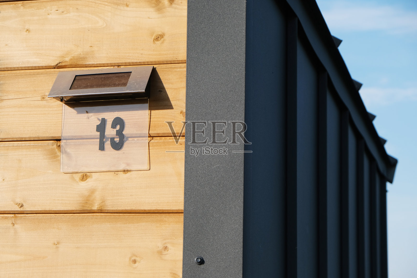 建筑上的数字十三标志照片摄影图片