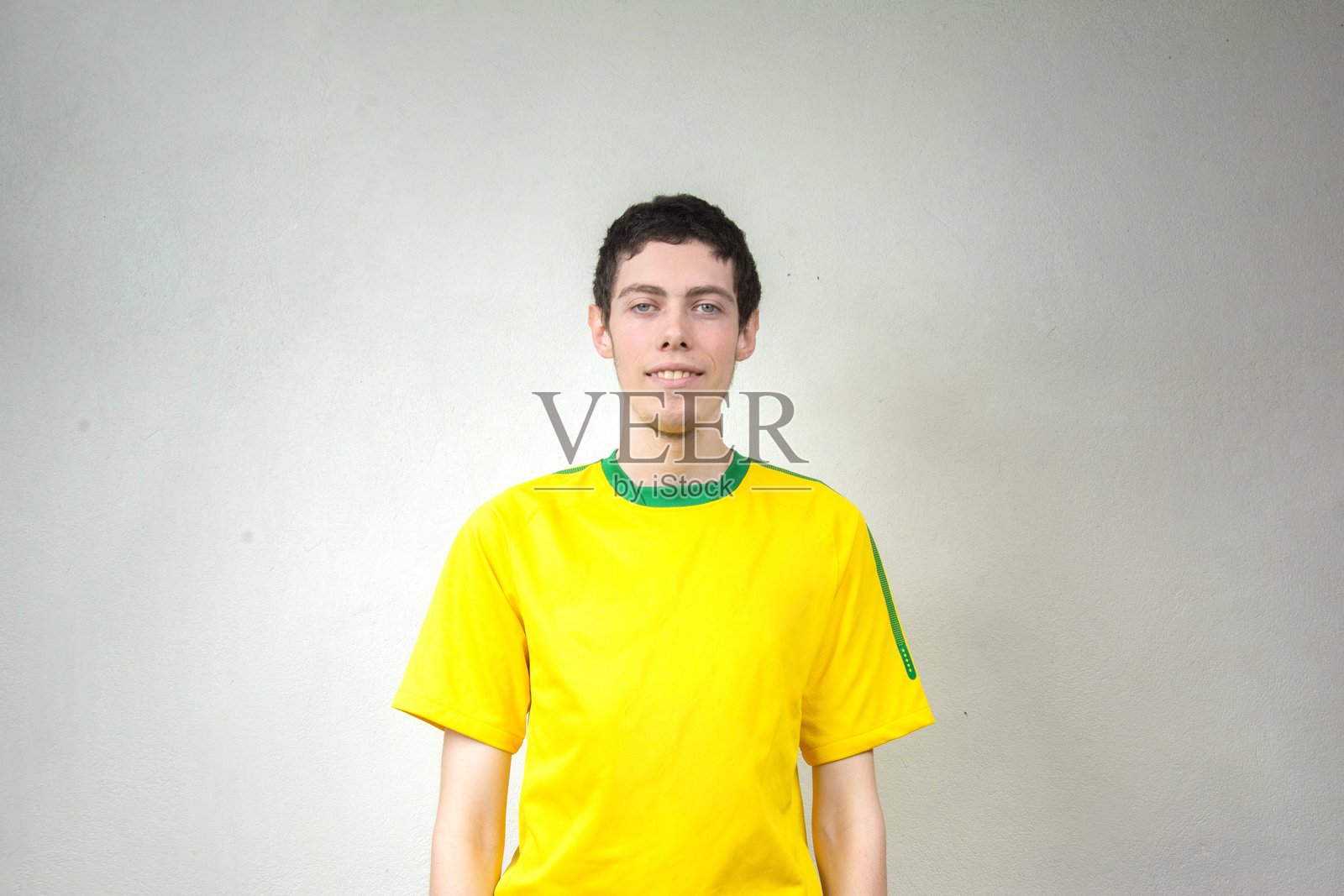 穿着黄色T恤的男人照片摄影图片