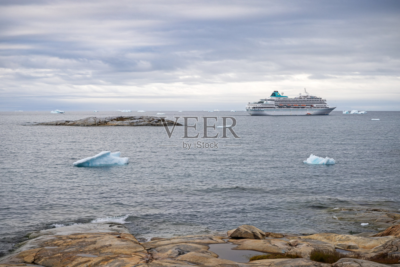 北极峡湾中的邮轮照片摄影图片