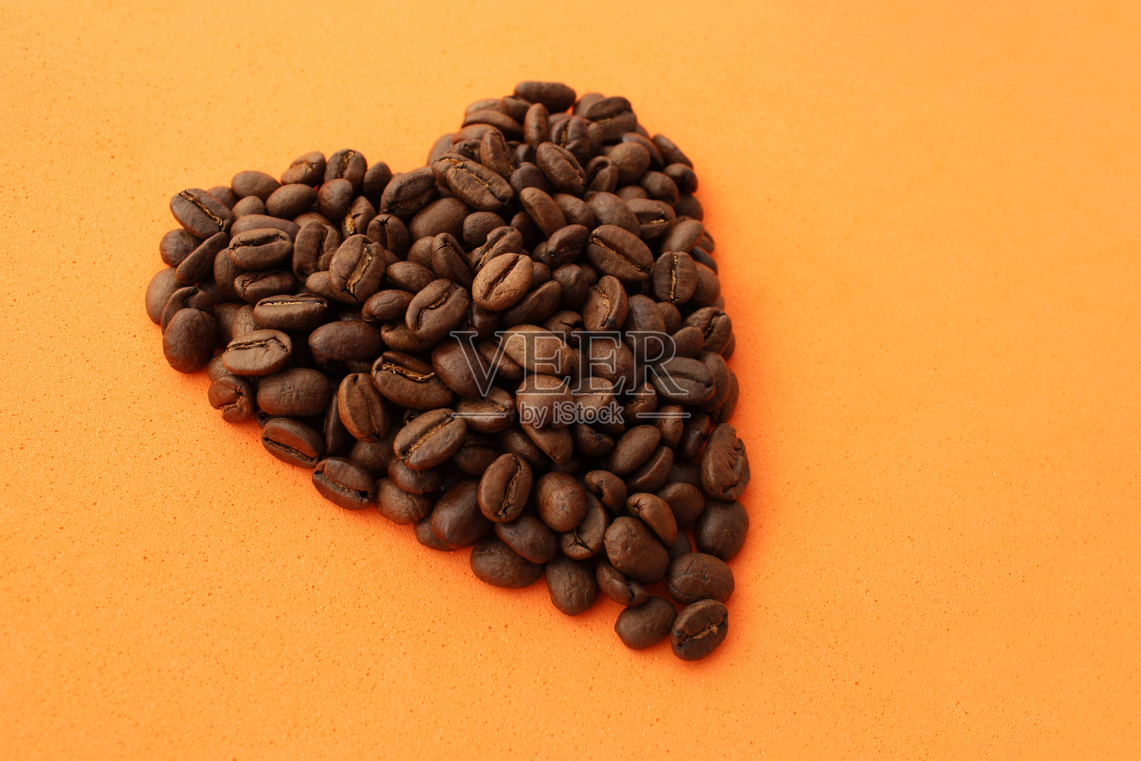 形成心形的烘焙咖啡豆照片摄影图片